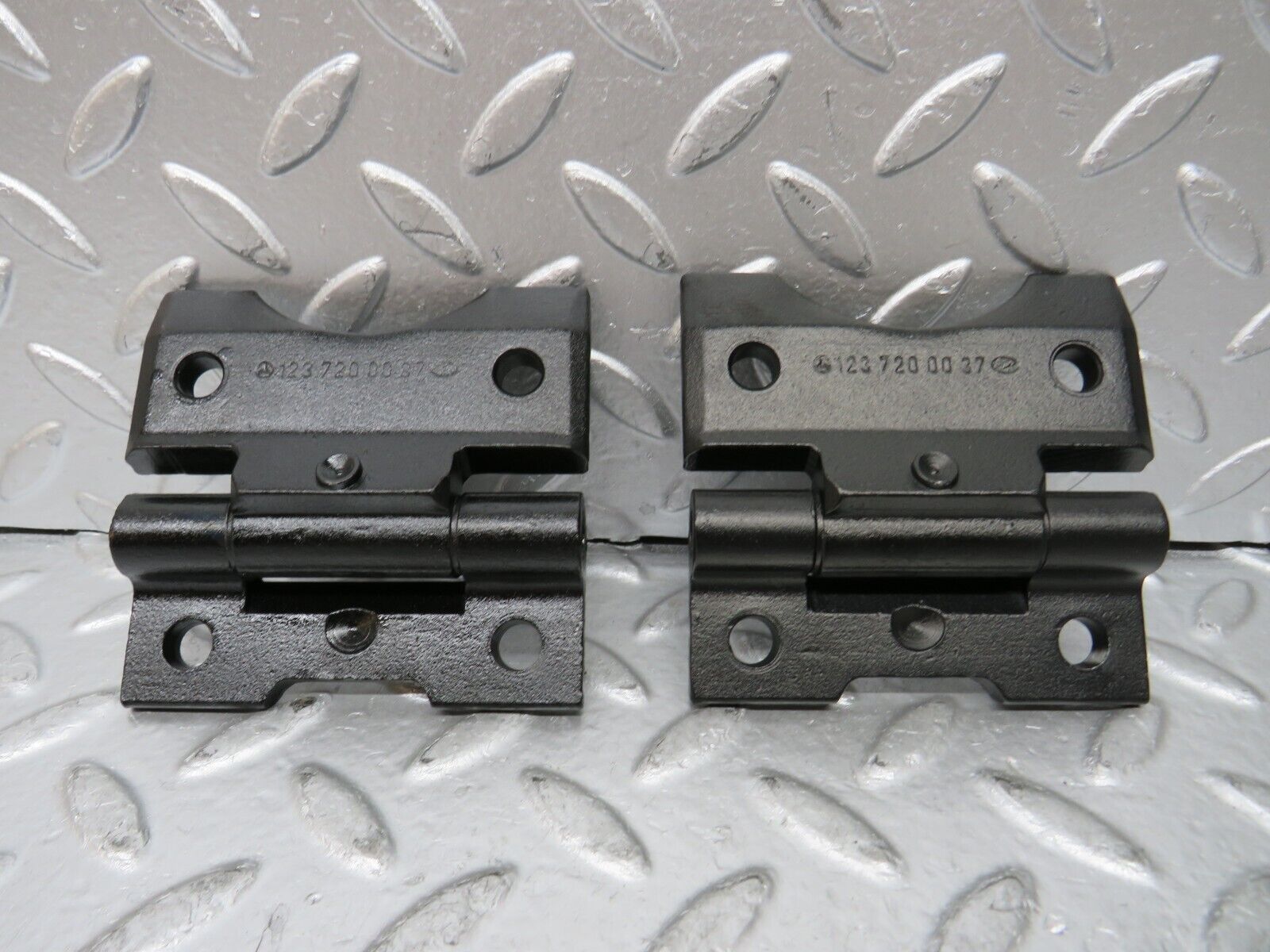 26867 Mercedes-Benz W123 240D Door Hinge Pair 1237200037