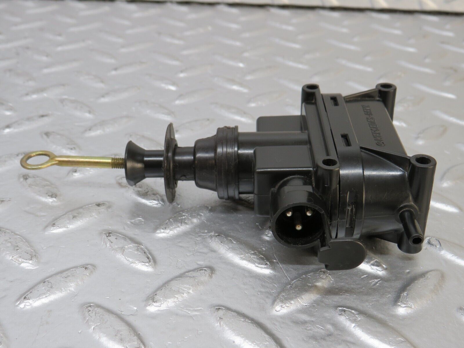 33903 Mercedes-Benz W124 260E Door Lock Vacuum Actuator Front Left