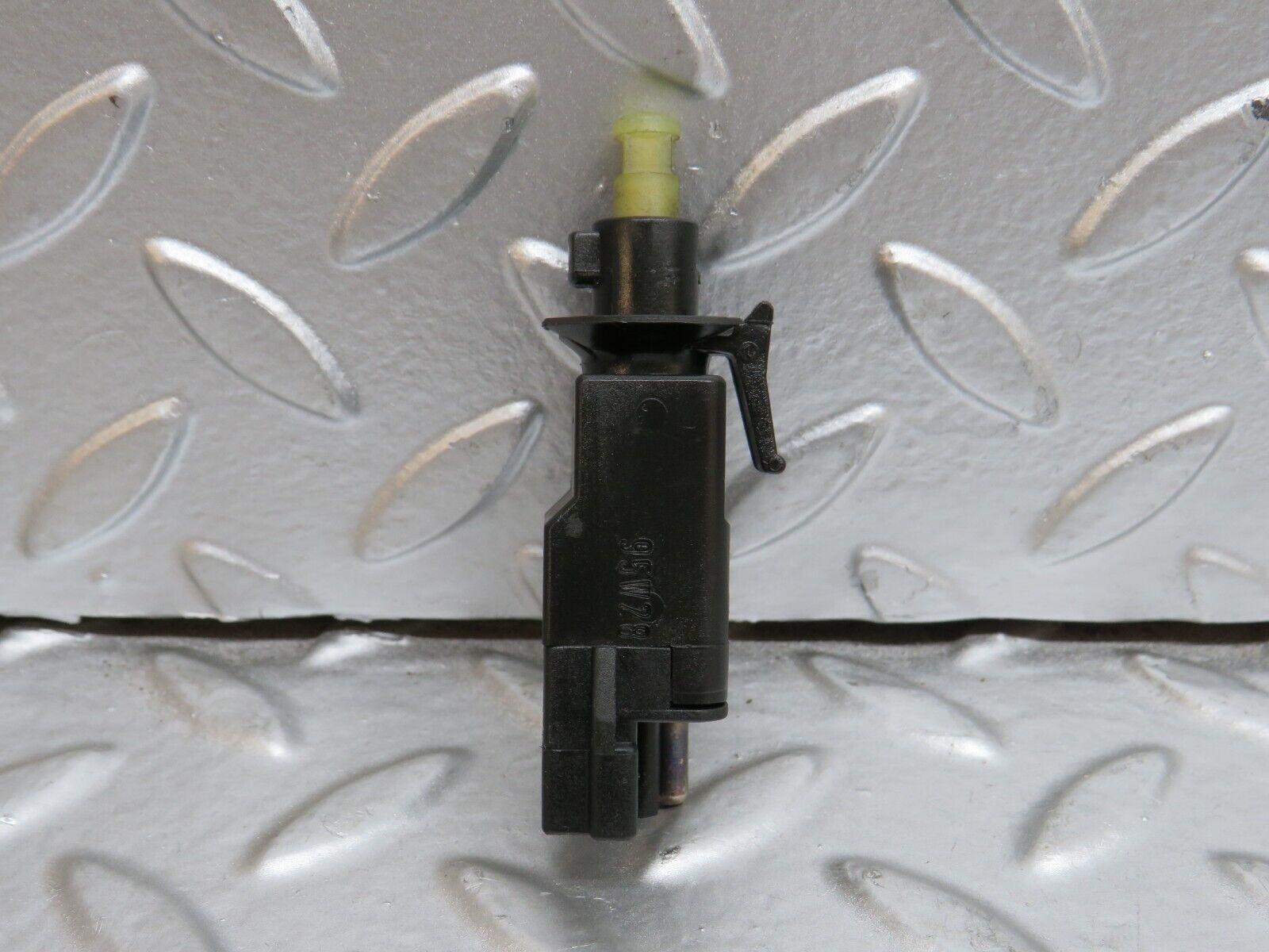 29178 Mercedes-Benz C124 320CE Coupe Brake Light Switch 0015450109