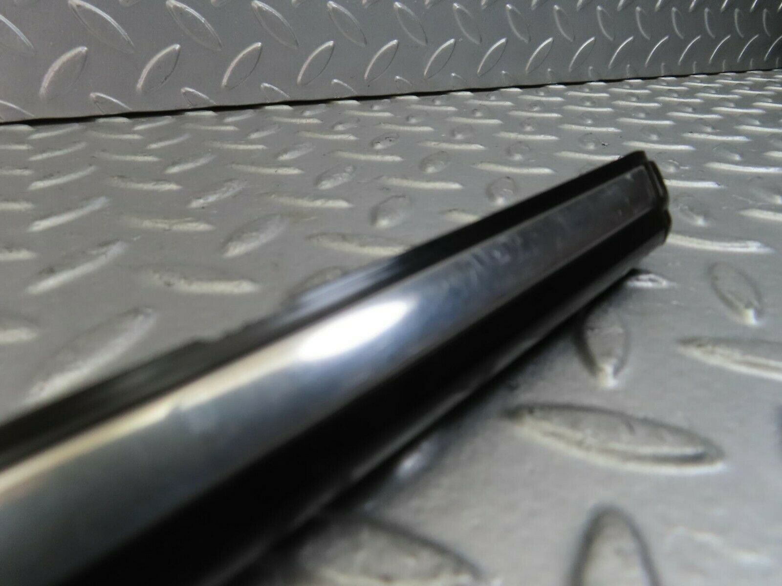 10257 Mercedes-Benz W123 Front Left Door Centre Moulding Trim