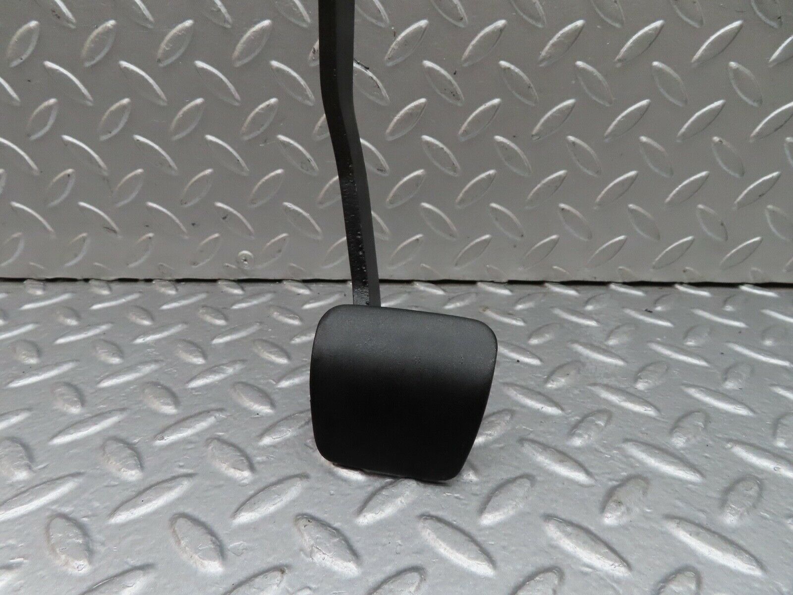 18077 Mercedes-Benz W123 200 Brake Pedal