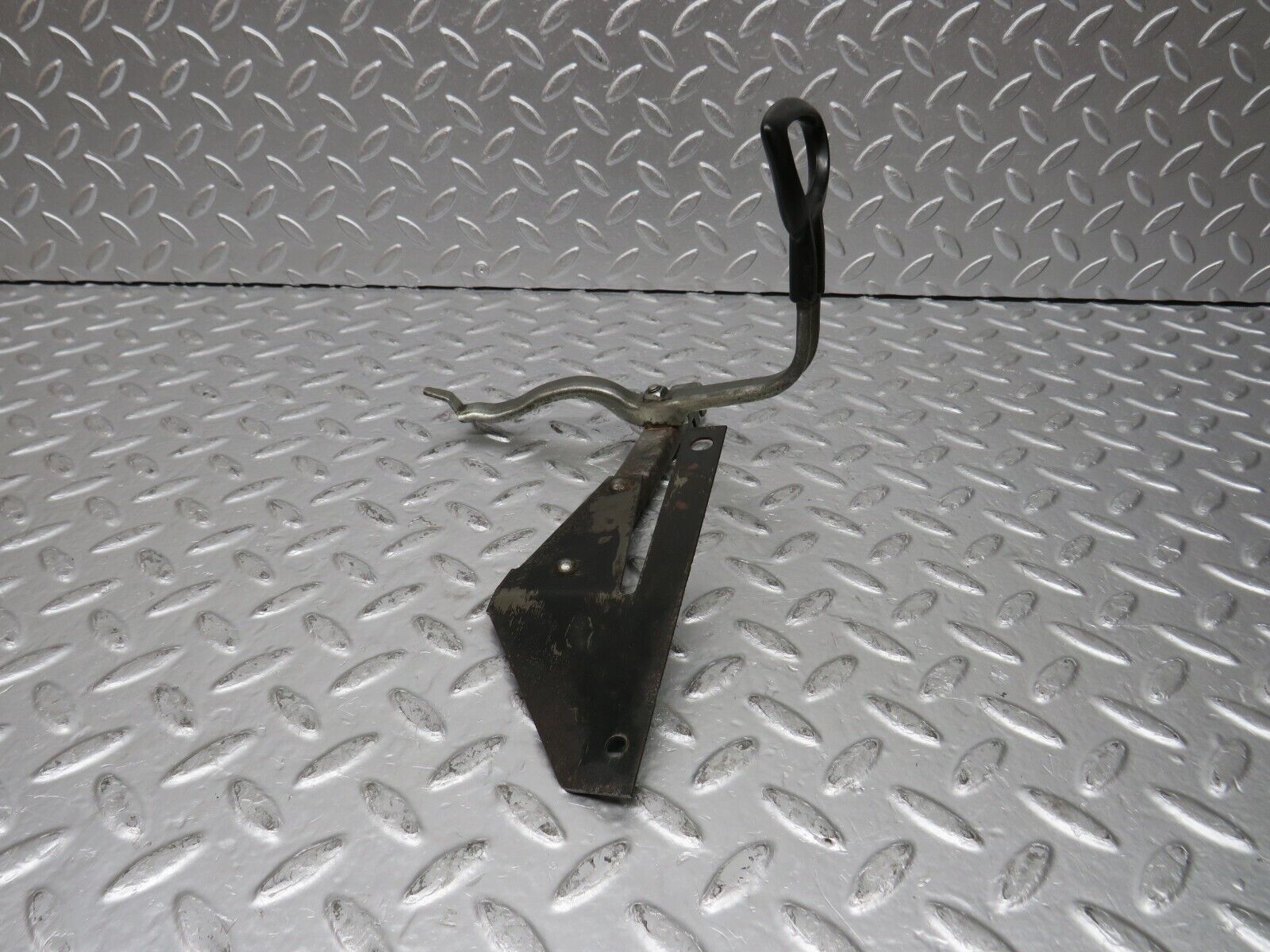 31151 Mercedes-Benz W123 200D Front Right Seat Side Sliding Handle