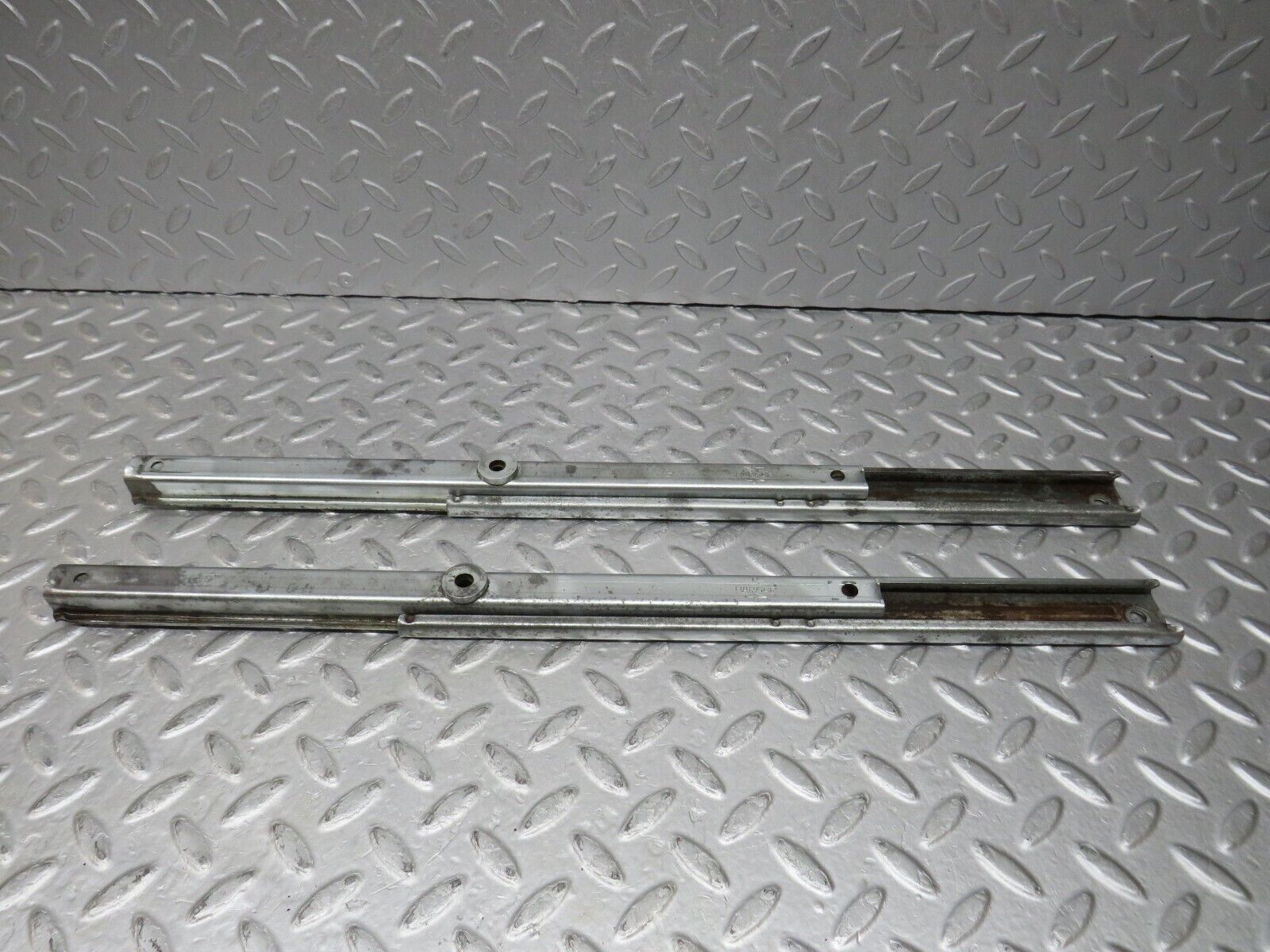 37082 Mercedes-Benz C126 420SEC Coupe Front Right Seat Rail Pair