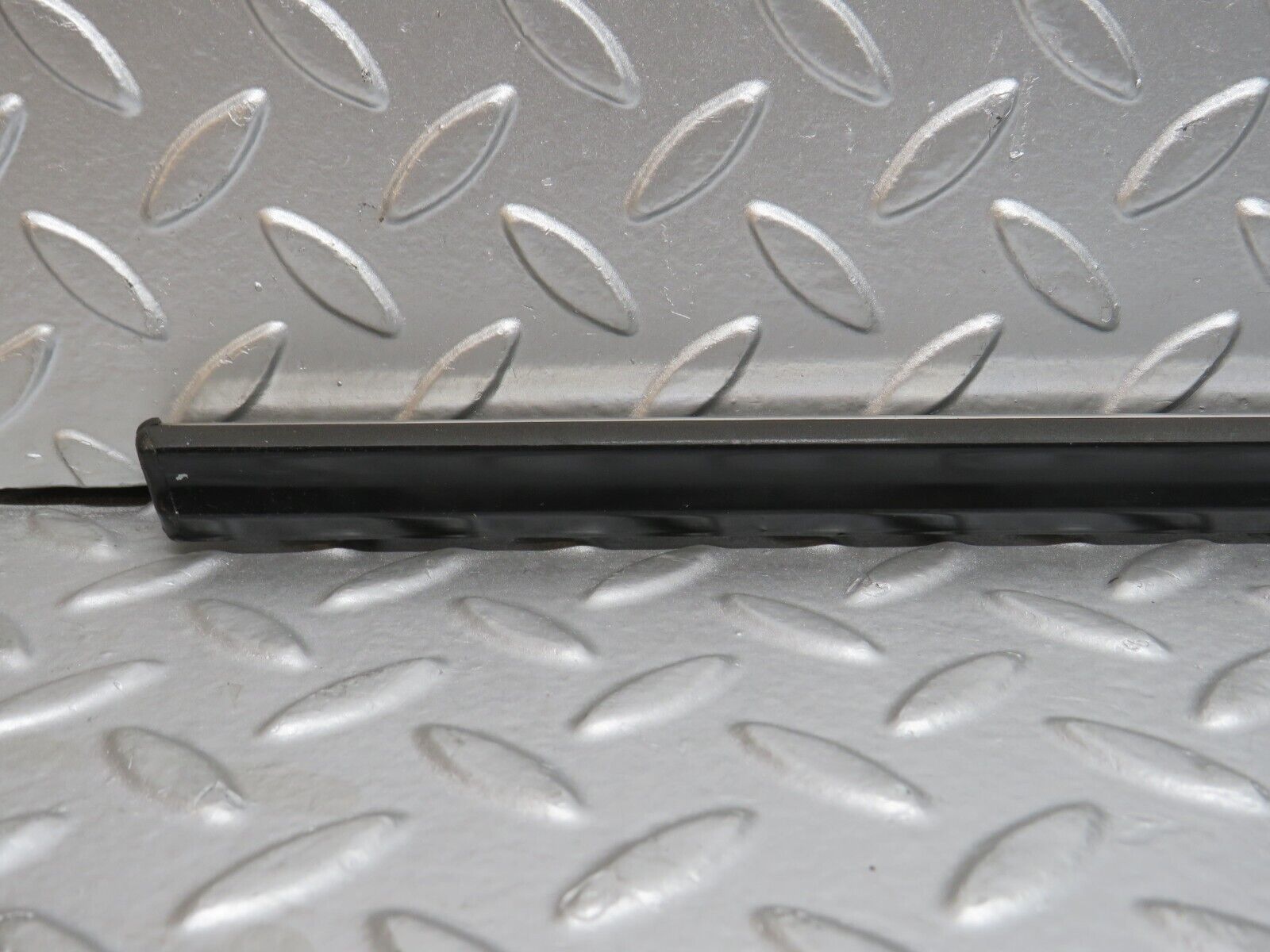 32110 Mercedes-Benz W123 230E Front Right Door Centre Moulding Trim