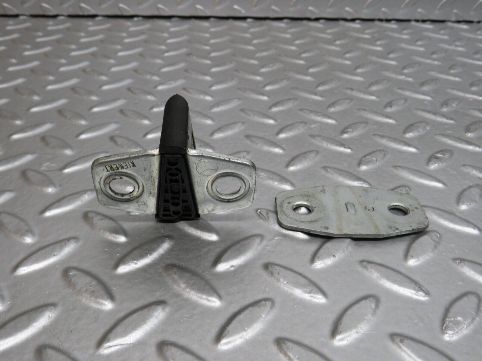 29574 Mercedes-Benz W124 230E Door Lock Latch