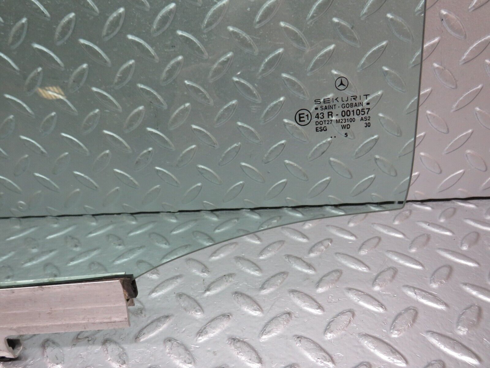 33264 Mercedes-Benz W202 C180 Rear Right Door Window Glass
