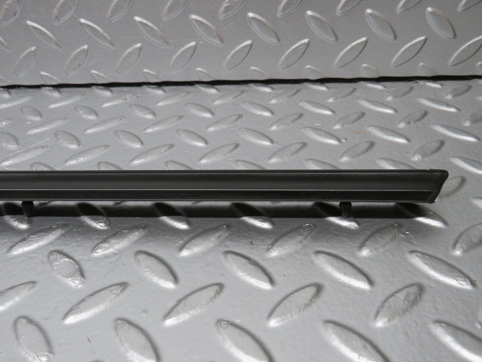 33630 Mercedes-Benz W123 Front Left Door Centre Moulding Trim