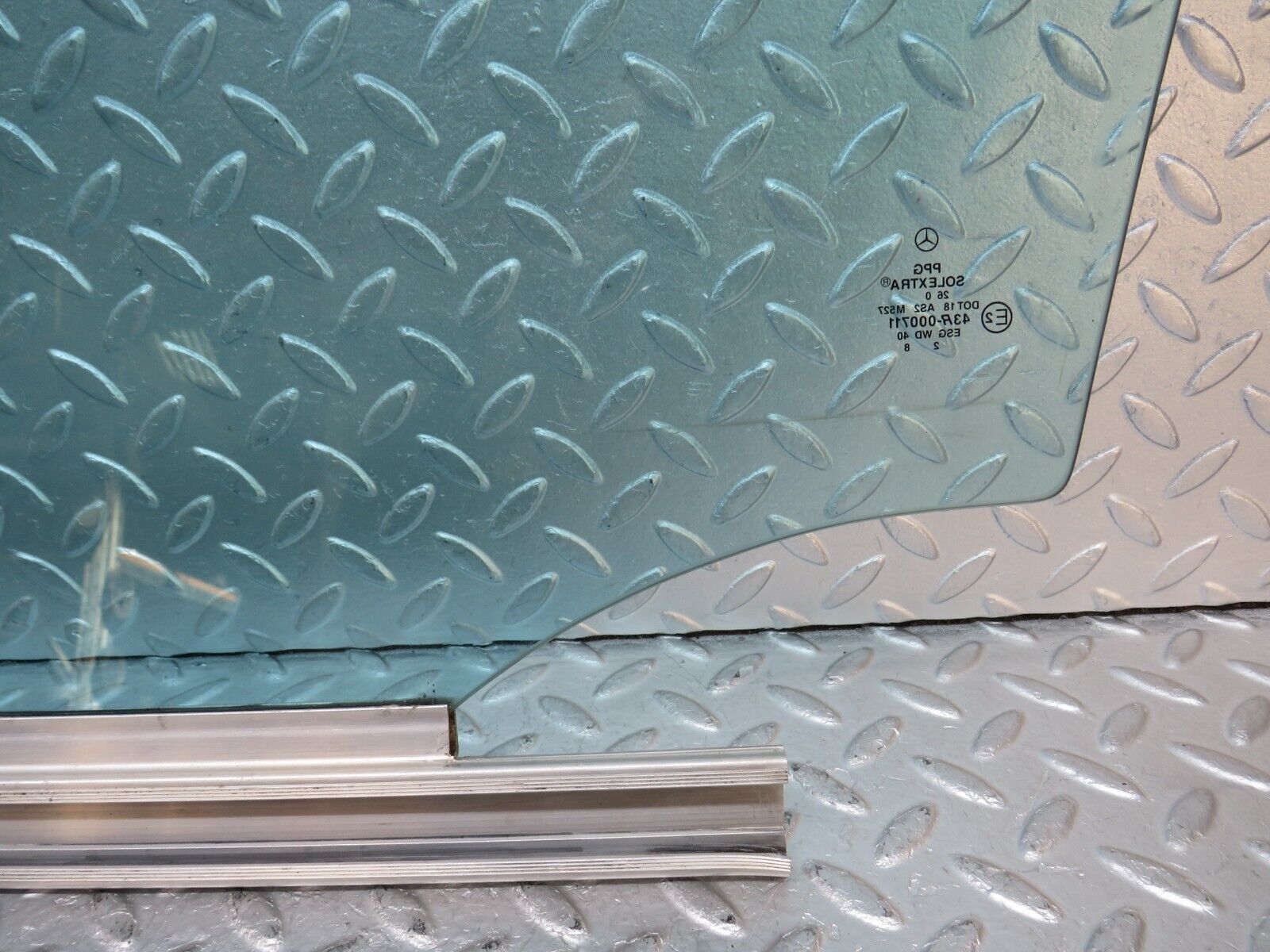 34972 Mercedes-Benz W210 320E Front Right Door Window Glass