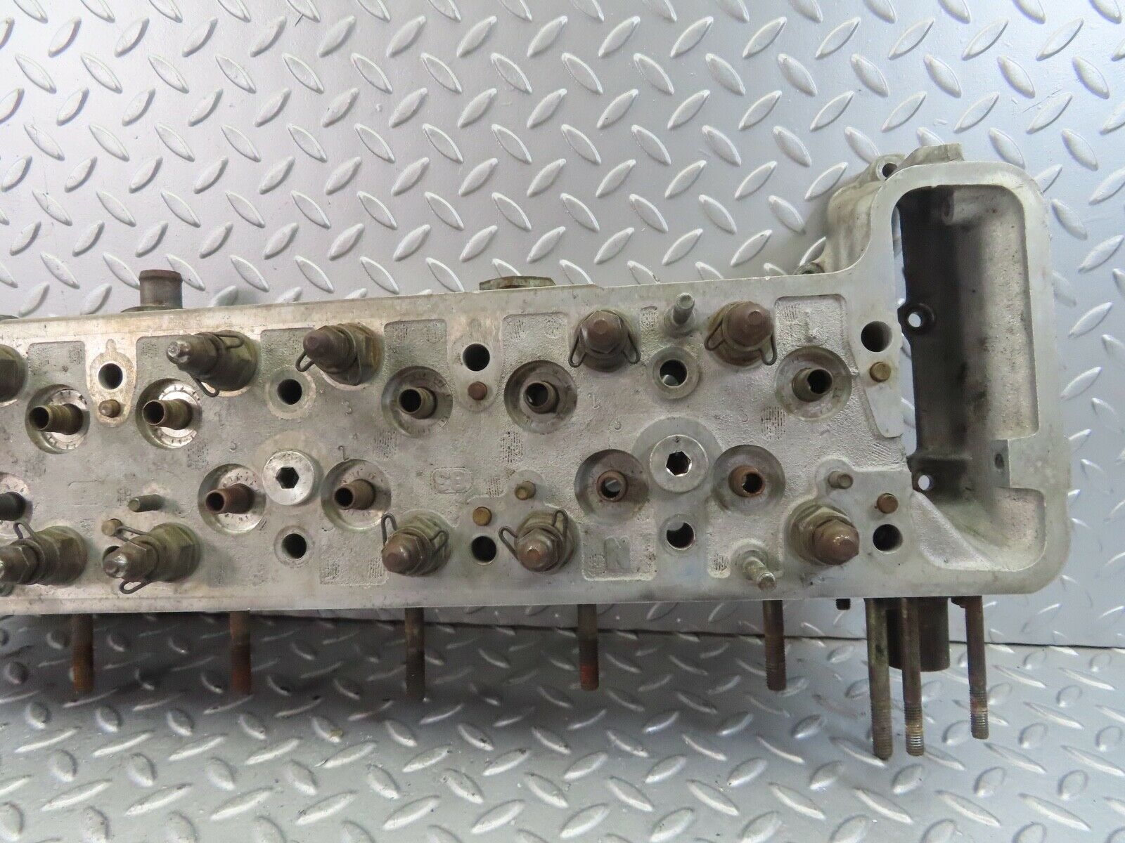 8672 Mercedes-Benz W123 250 Cylinder Head 1230160301