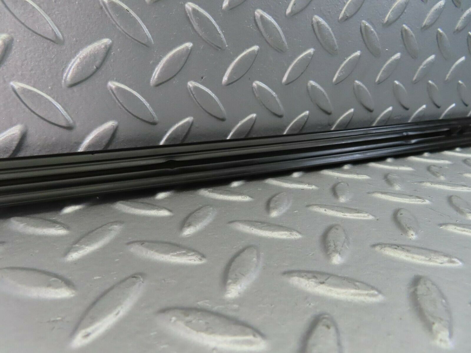 10264 Mercedes-Benz W123 Front Left Fender Wing Centre Moulding Trim