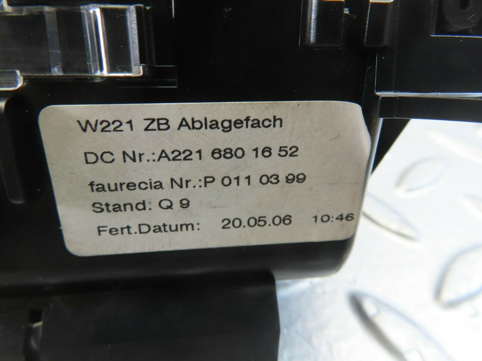 11130 Mercedes-Benz W221 S320 Ashtray 2216801652