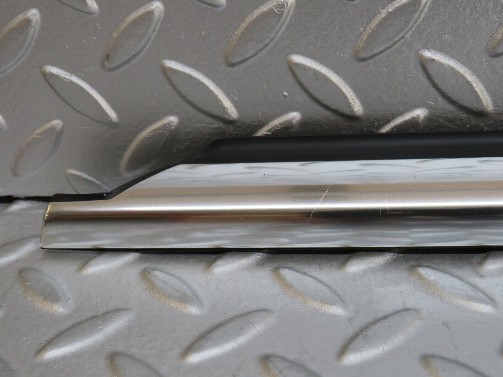 35261 Mercedes-Benz W221 Rear Right Door Window Chrome Trim