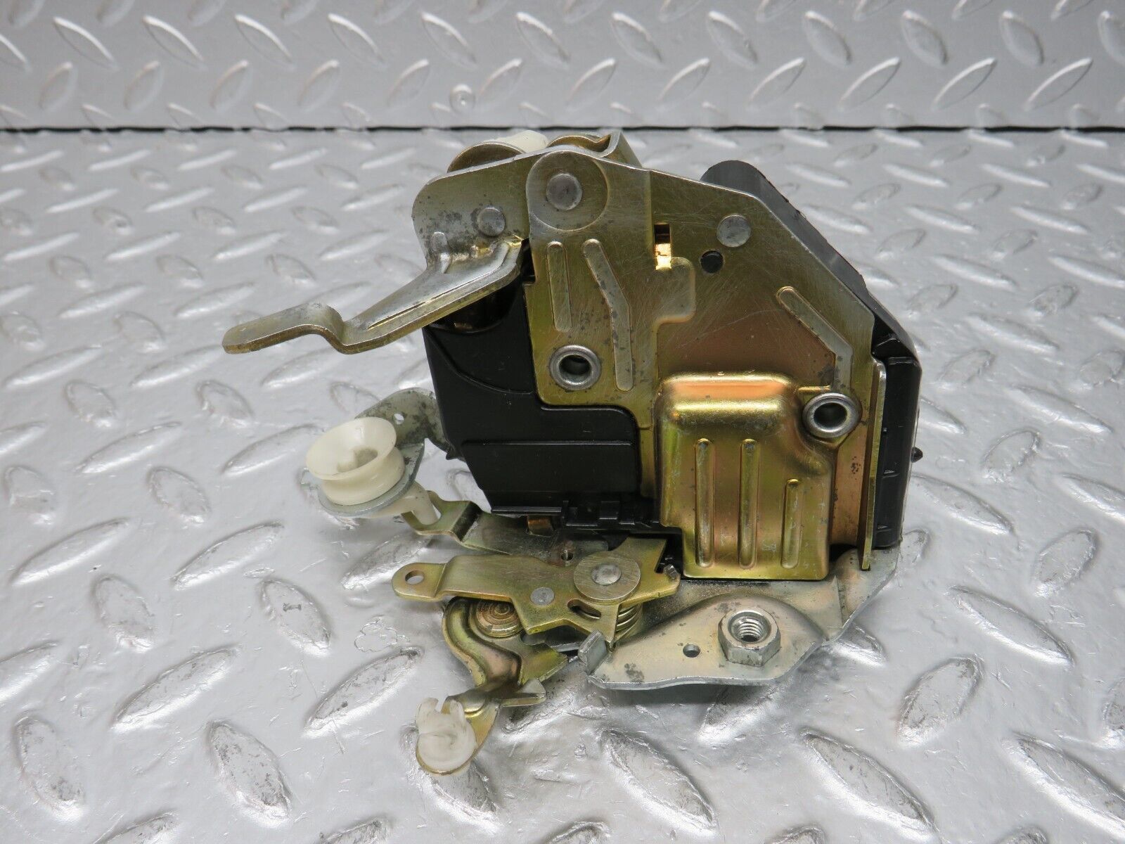 32453 Mercedes-Benz S124 300TE Wagon Front Left Door Lock Mechanism