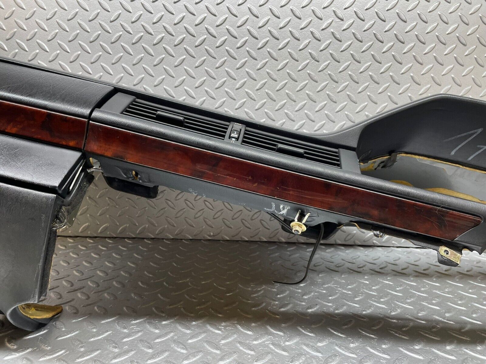 37966 Mercedes-Benz A124 320E Cabriolet Dashboard Black