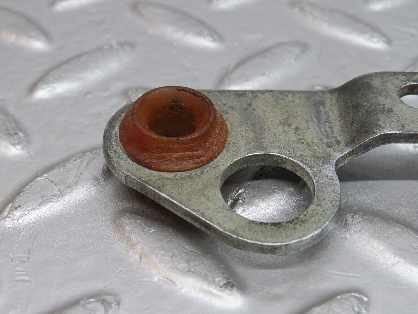 38113 Mercedes-Benz A124 320E Cabriolet Automatic Gearbox Linkage Bracket