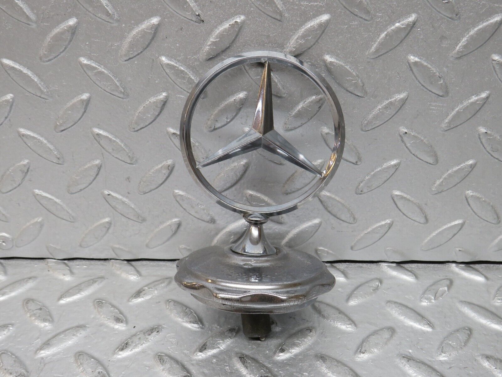 37283 Mercedes-Benz W109 300SEL Front Emblem Badge 1088880117