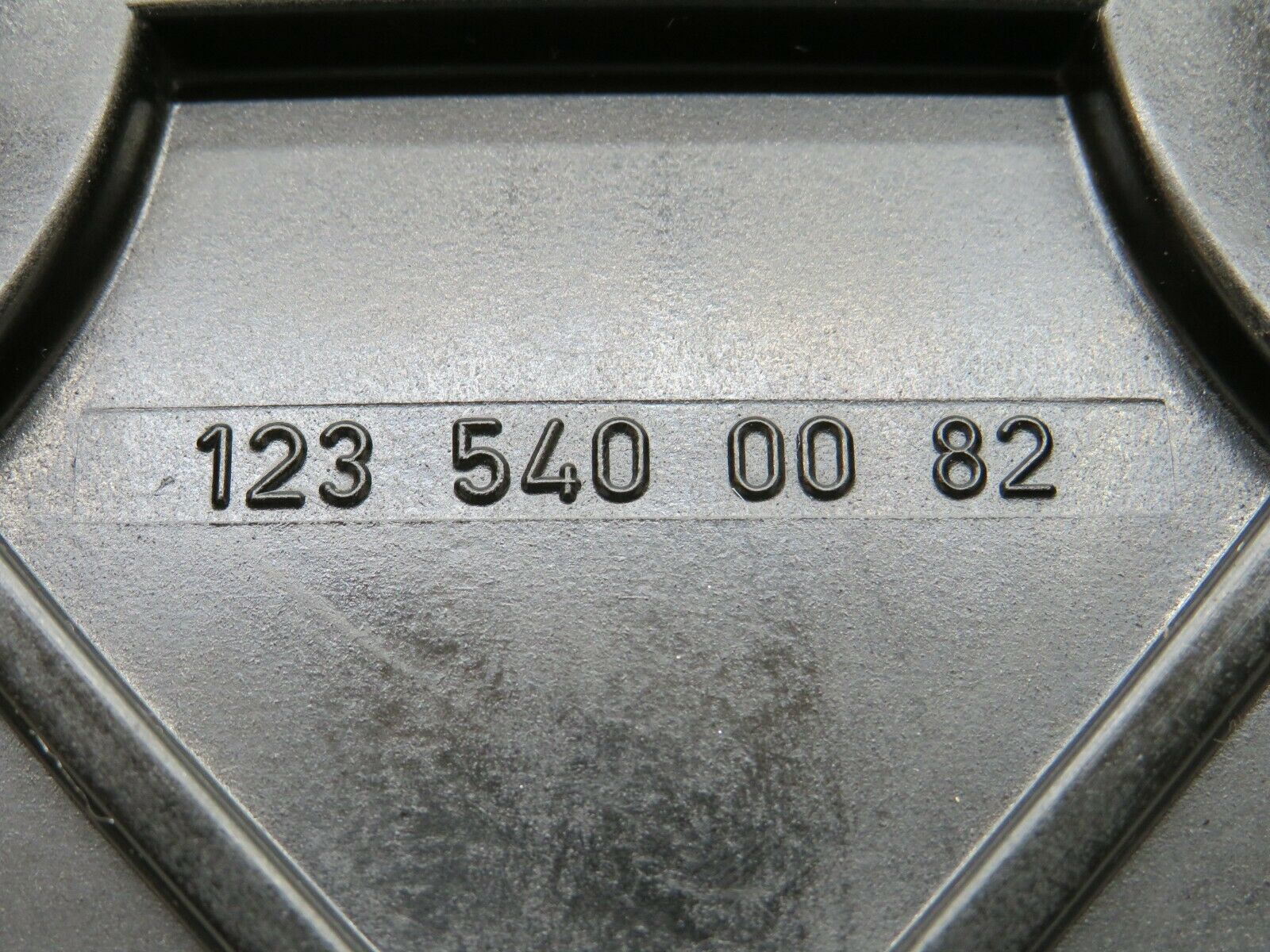 24035 Mercedes-Benz W123 280E Fuse Box Cover Lid 1235400082 1235450700