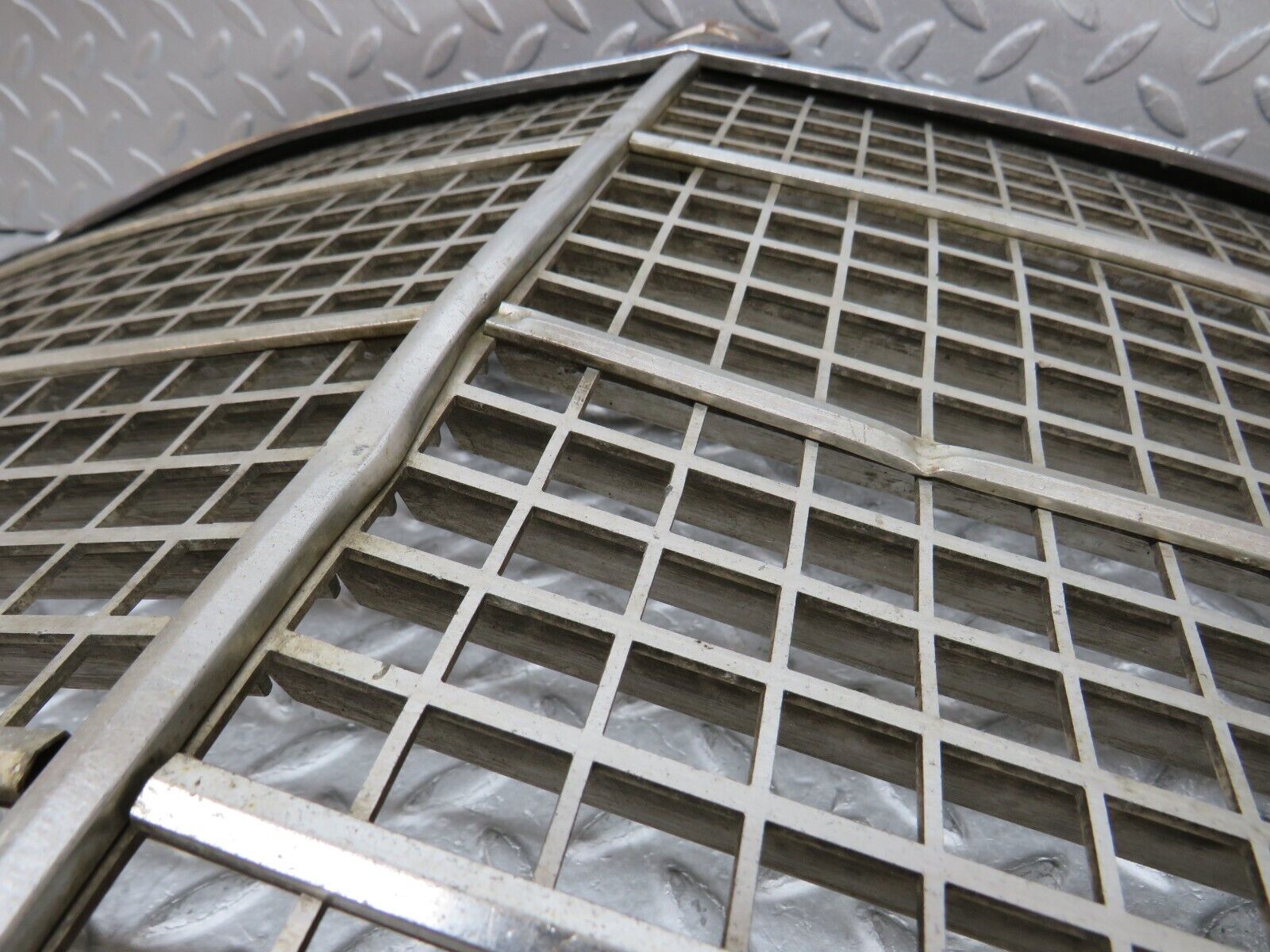 35837 Mercedes-Benz W108 Bonnet Grill Chrome