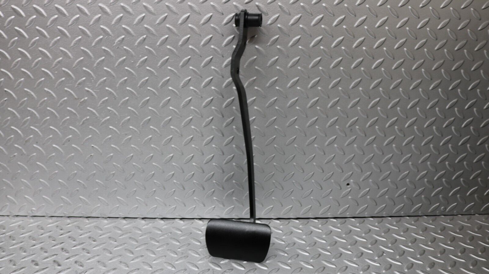 37200 Mercedes-Benz C126 420SEC Coupe Brake Pedal