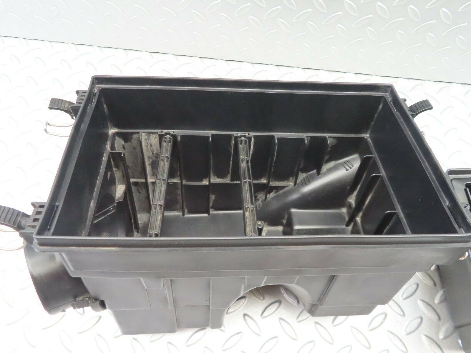 6567 Mercedes-Benz S124 E220 Wagon Air Filter Housing 1110940102