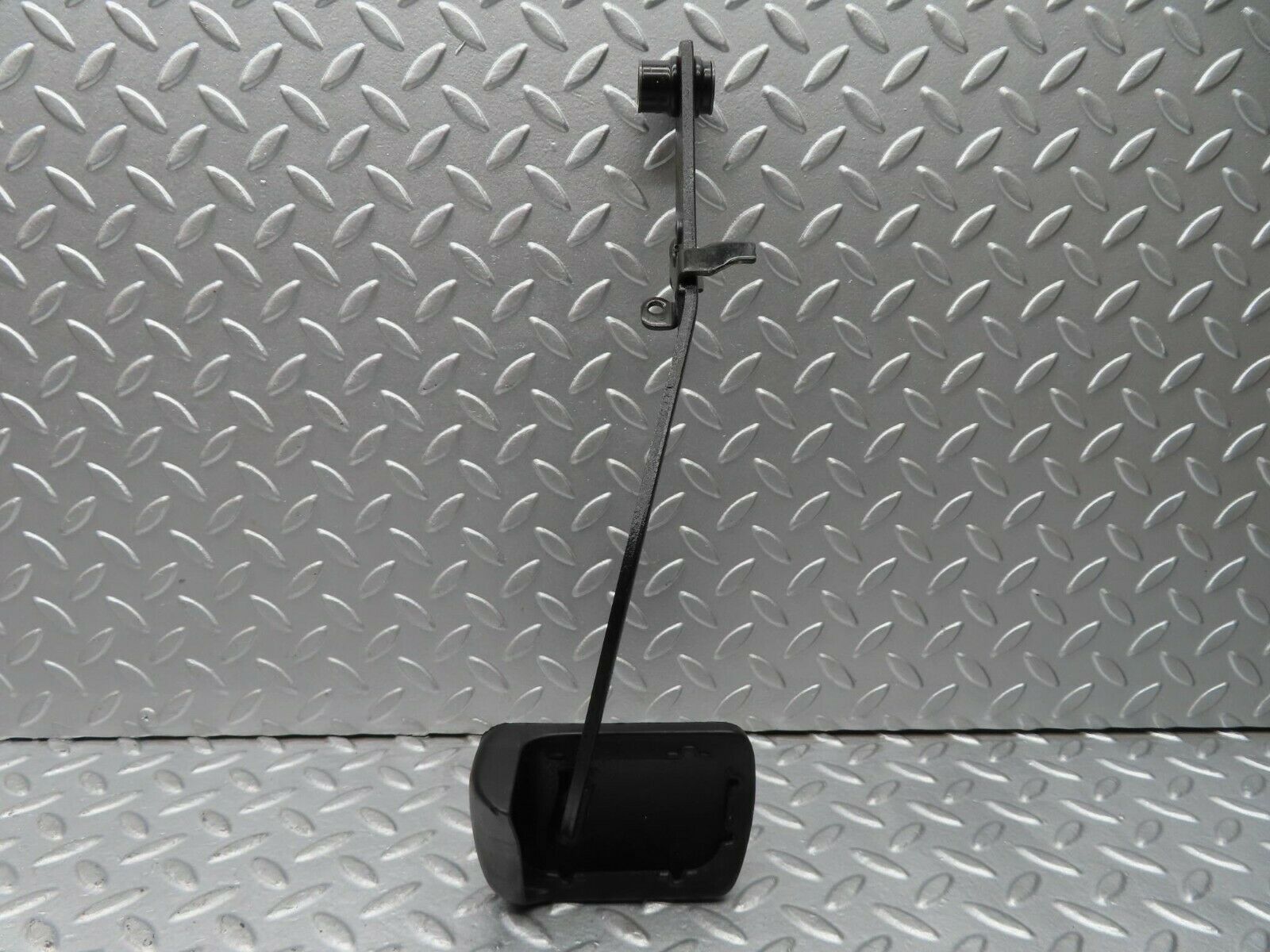 16362 Mercedes-Benz W124 260E Brake Pedal With Rubber 1232910082