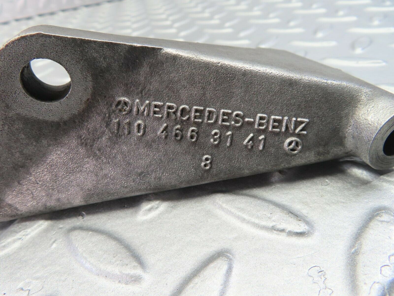 9819 Mercedes-Benz C123 280CE Coupe Power Steering Pump Bracket 1104663141