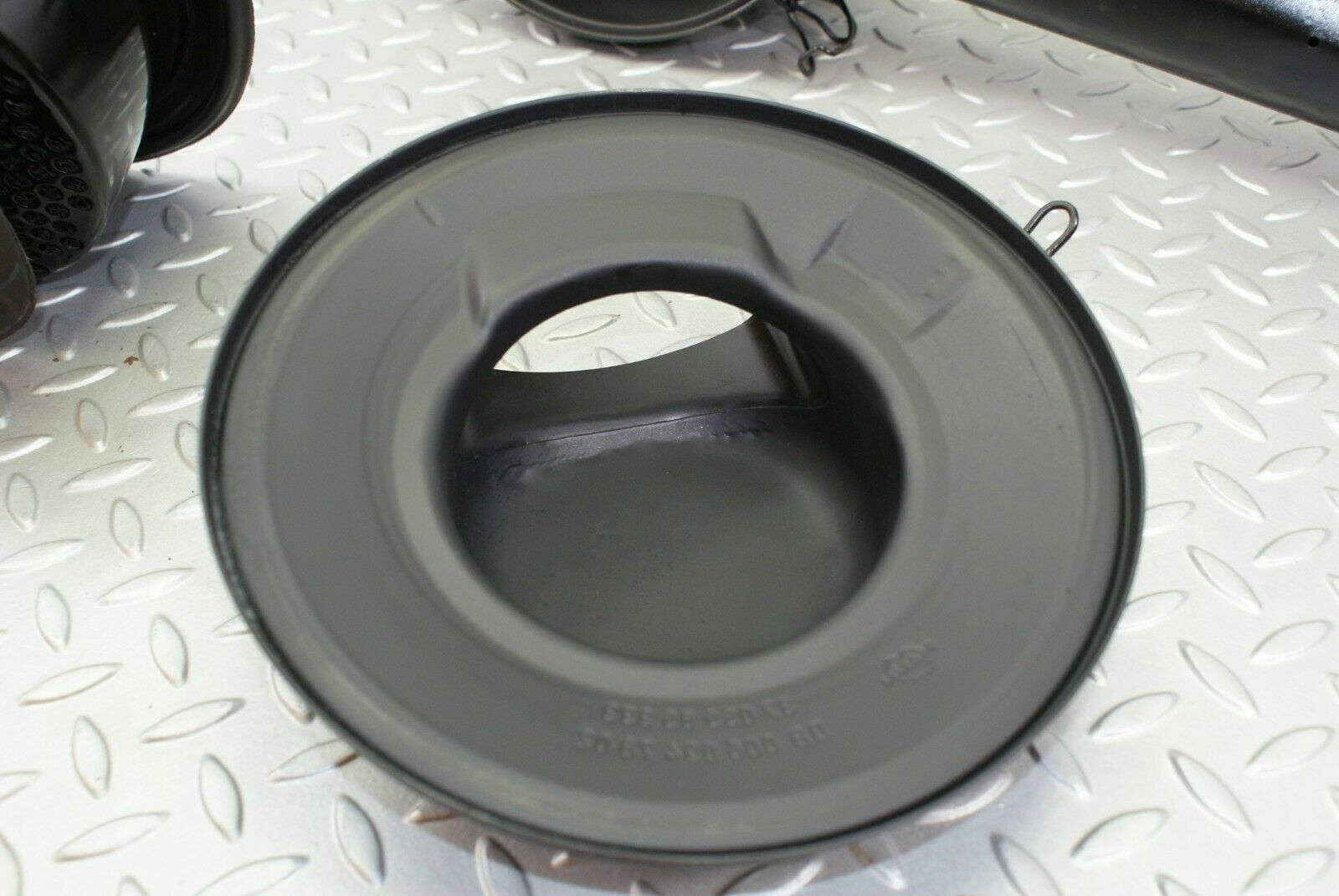 3081 Mercedes-Benz W115 220D Air Filter Box 3705585333