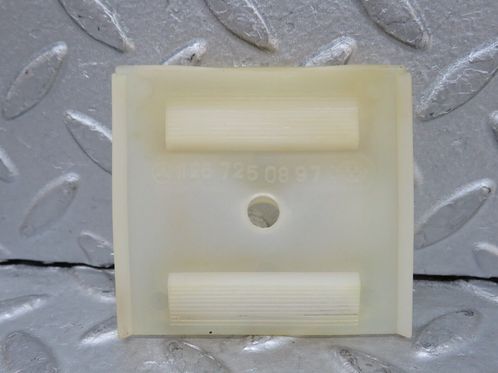 37816 Mercedes-Benz A124 320E Cabriolet Door Window Guide Bracket Plastic 2x 1267250897