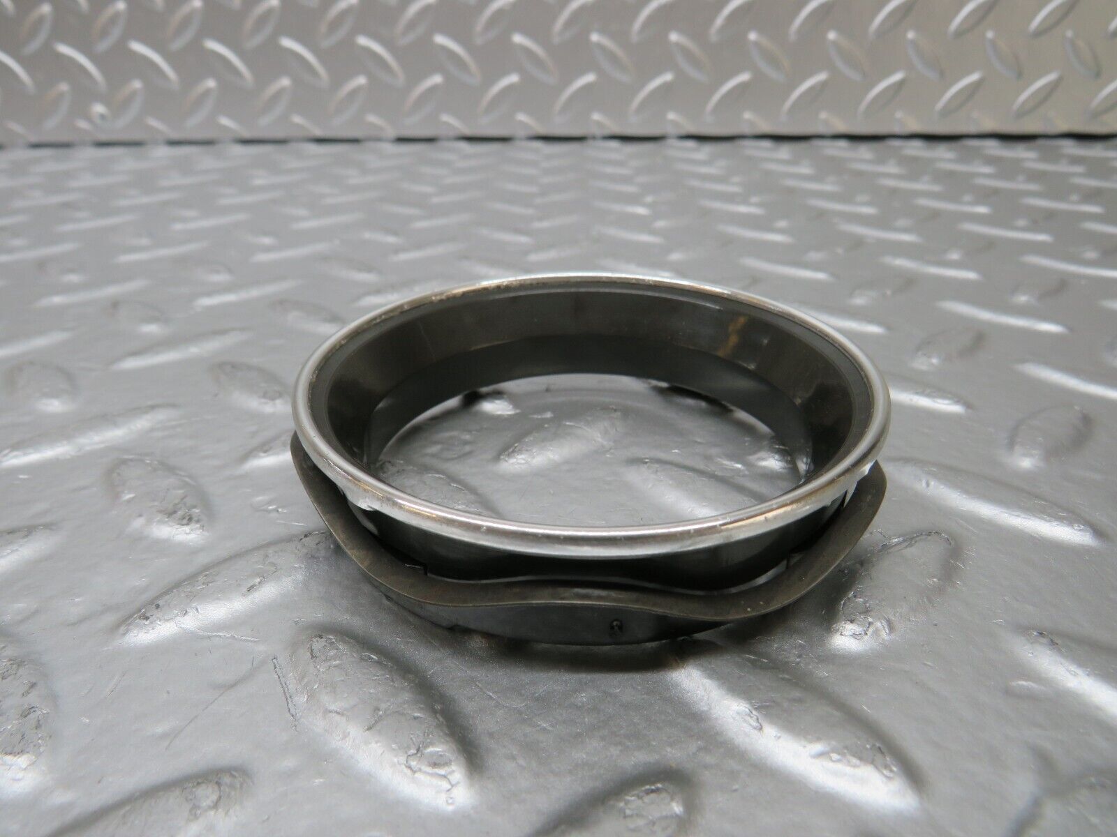 25595 Mercedes-Benz W123 200 Dashboard Air Vent Chrome Bezel