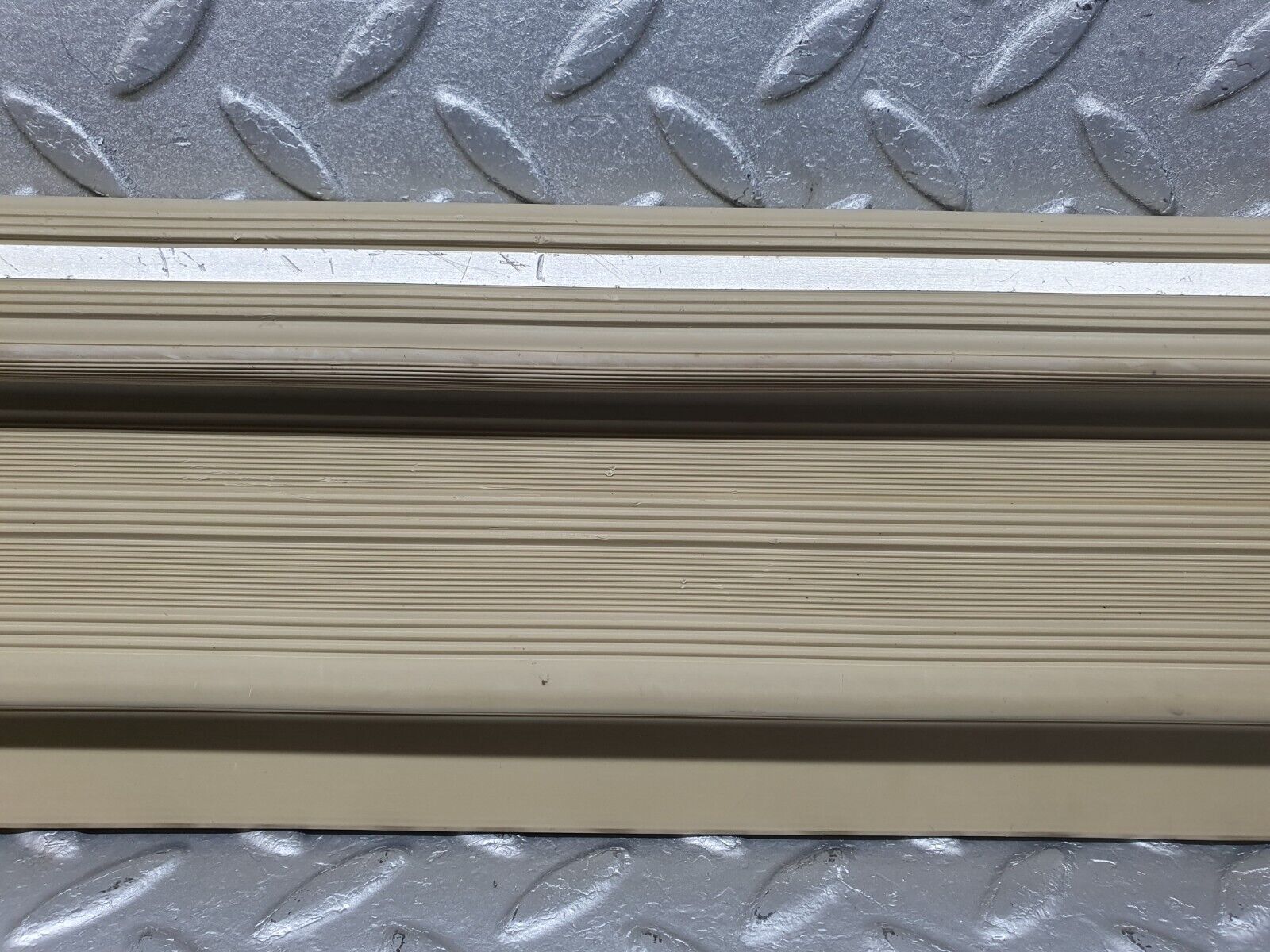 40909 Mercedes-Benz W126 300SE Rear Left Door Sill Trim Beige