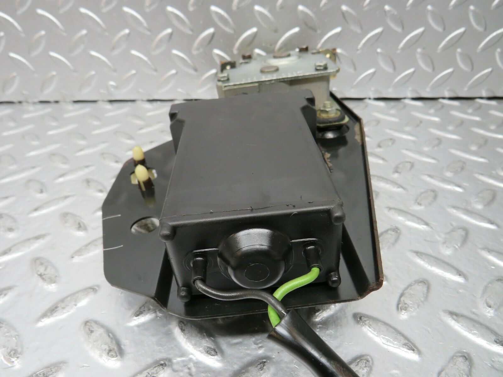 23205 Mercedes-Benz W116 350SE Sunroof Motor With Bracket 0008202807