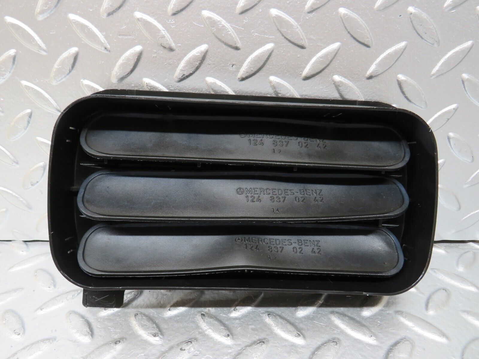 25728 Mercedes-Benz W124 280E Rear Air Intake Vent Left 1248370230