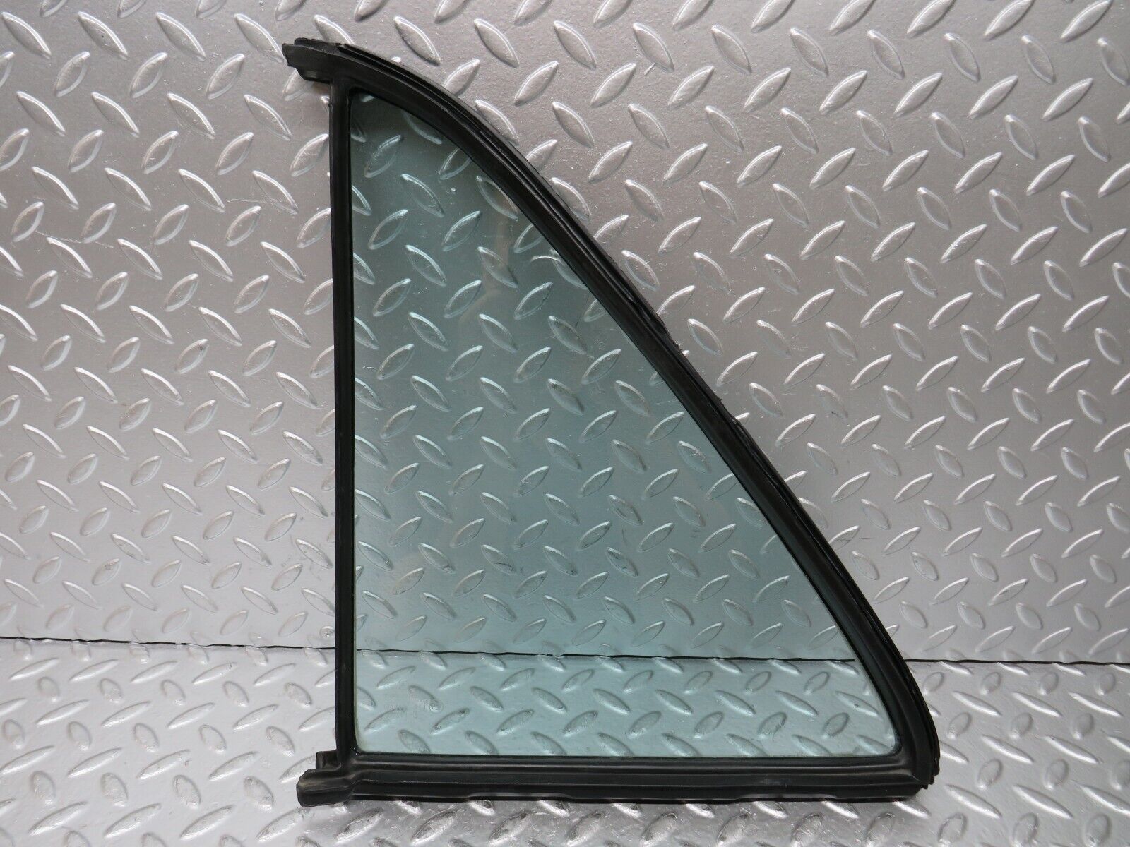 26830 Mercedes-Benz W123 240D Rear Right Quarter Glass