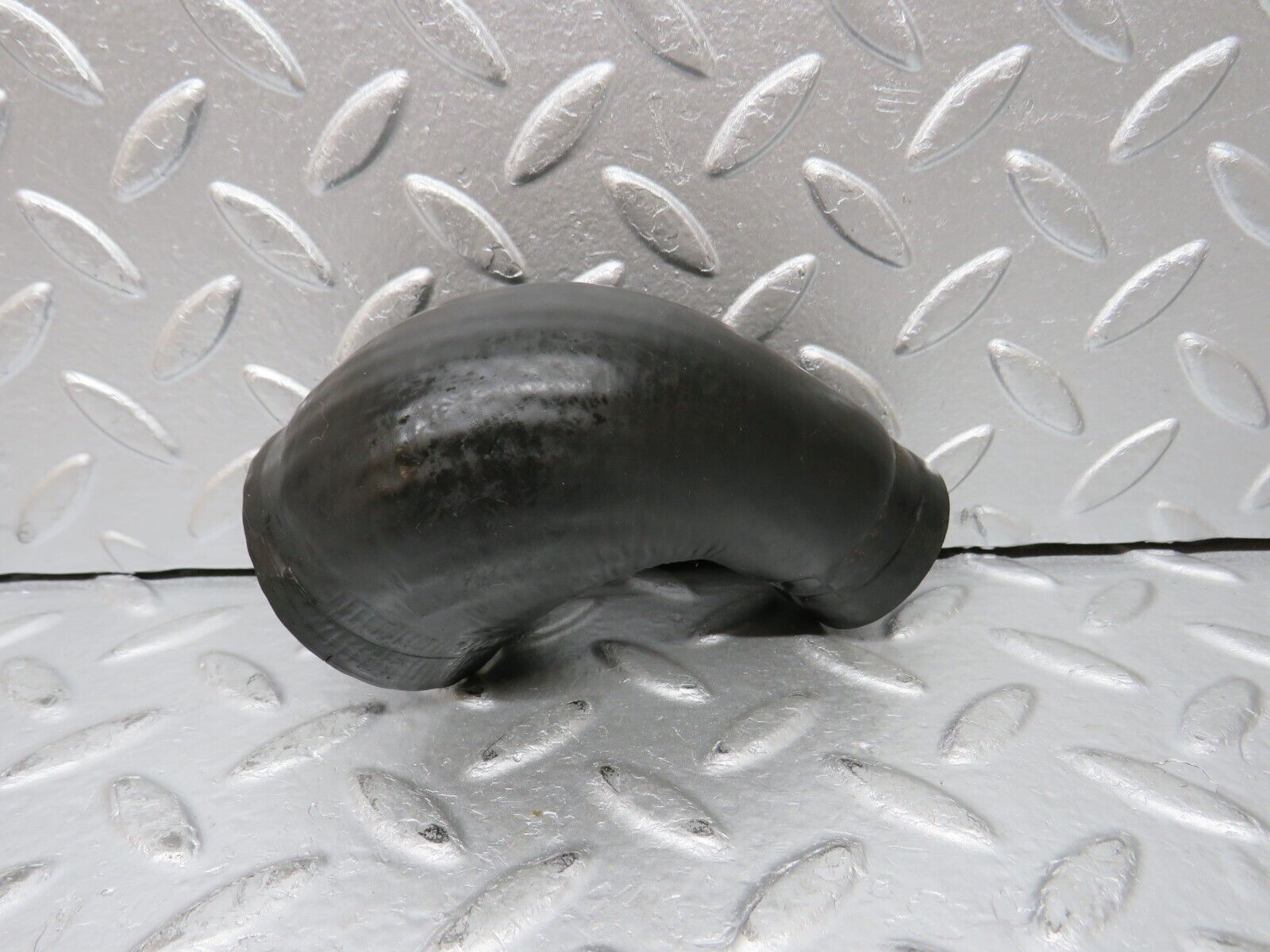 30132 Porsche 924 Radiator Hose 046121051