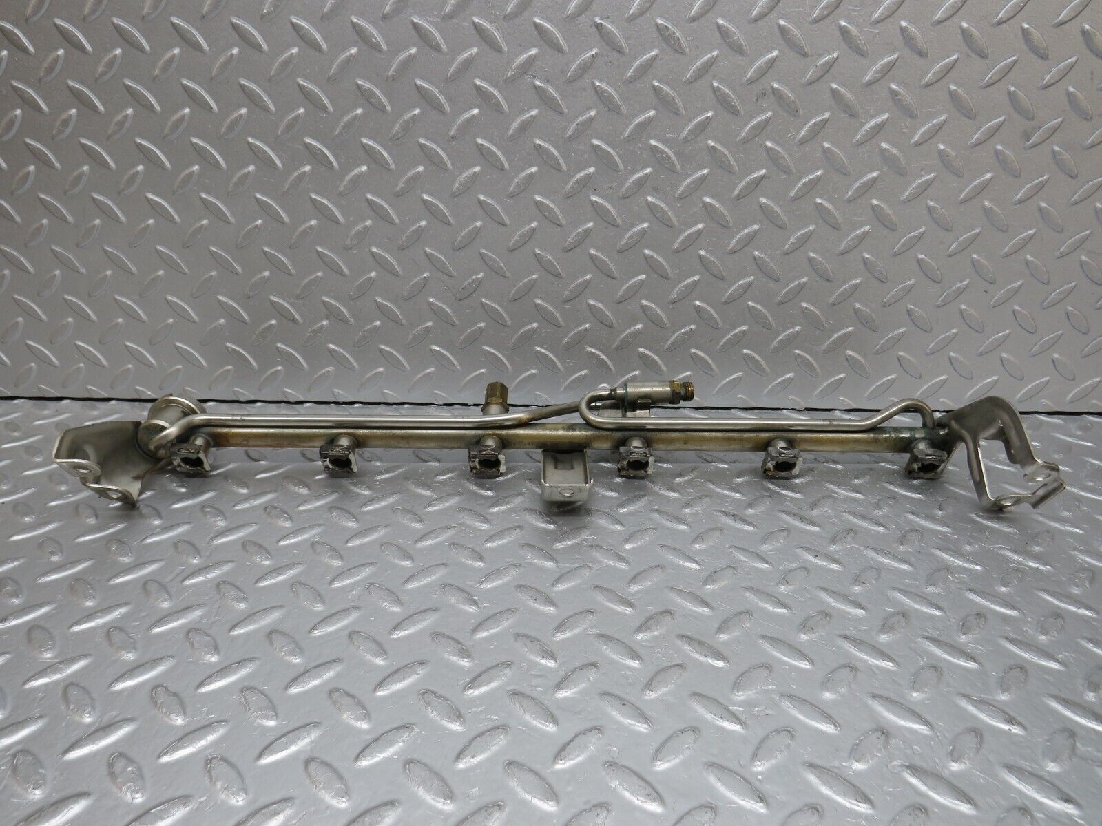 38079 Mercedes-Benz A124 320E Cabriolet Fuel Injector Rail