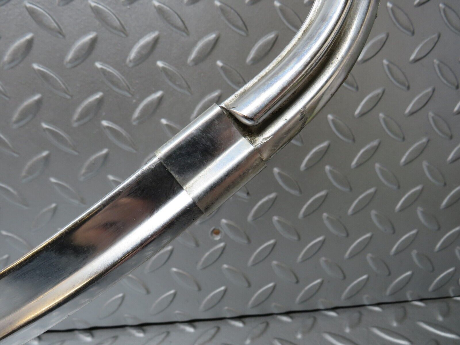 0646 Mercedes-Benz W123 230E Rear Windscreen Chrome Frame