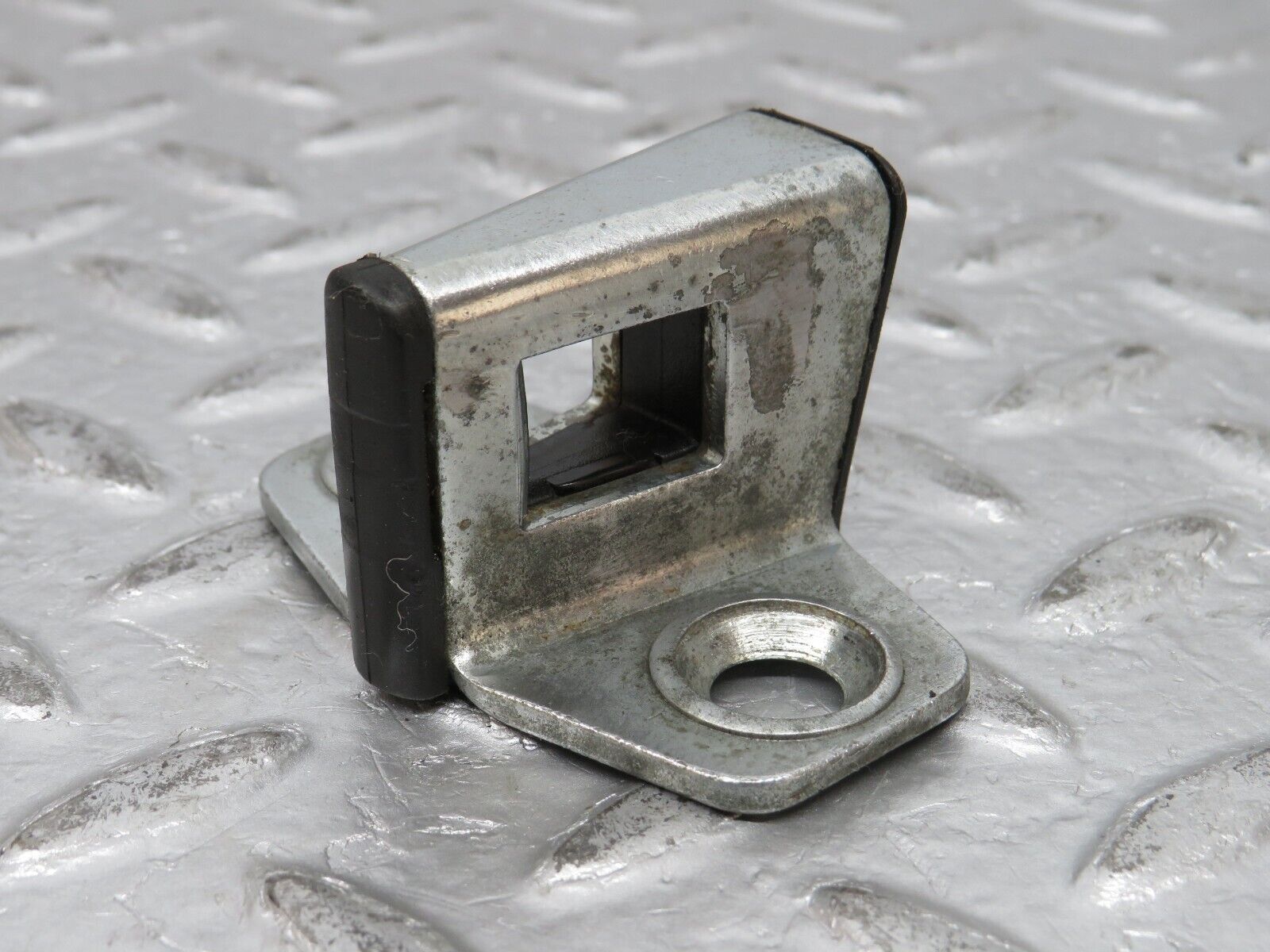 32377 Mercedes-Benz S124 300TE Wagon Door Lock Latch