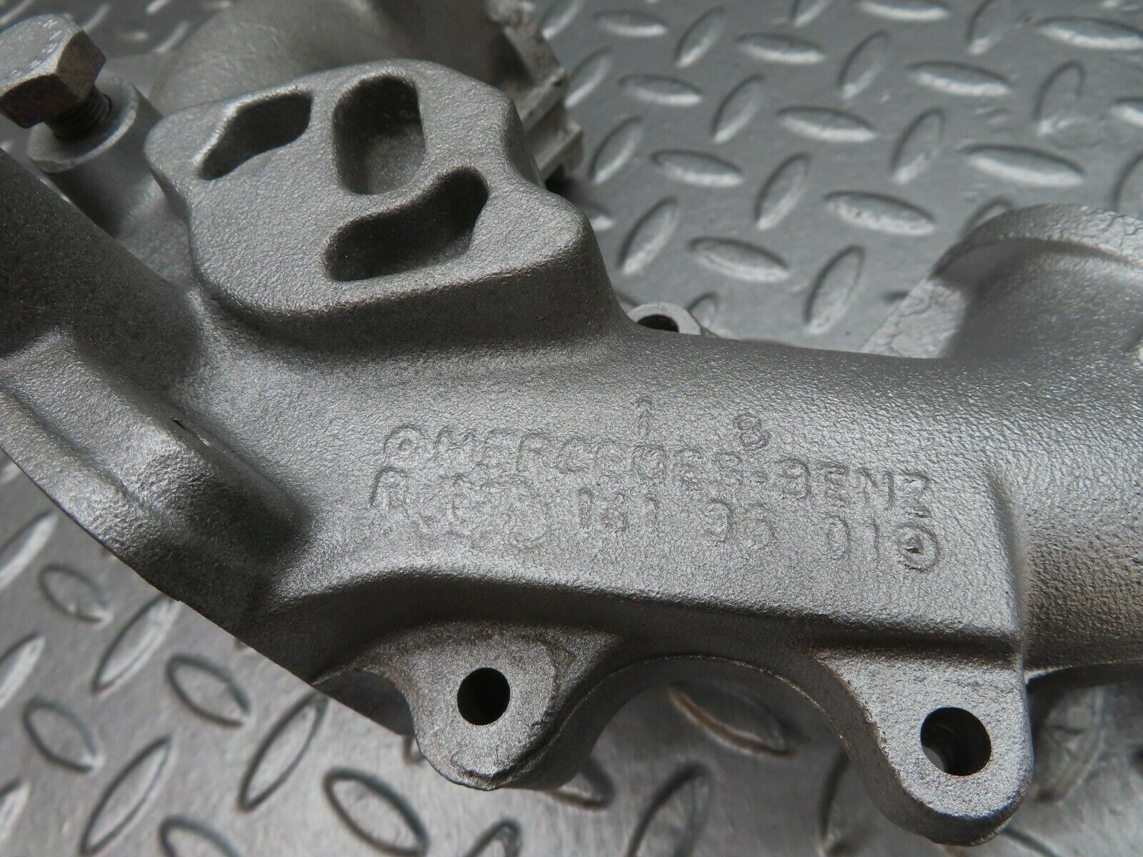 17995 Mercedes-Benz W123 200 Intake Manifold