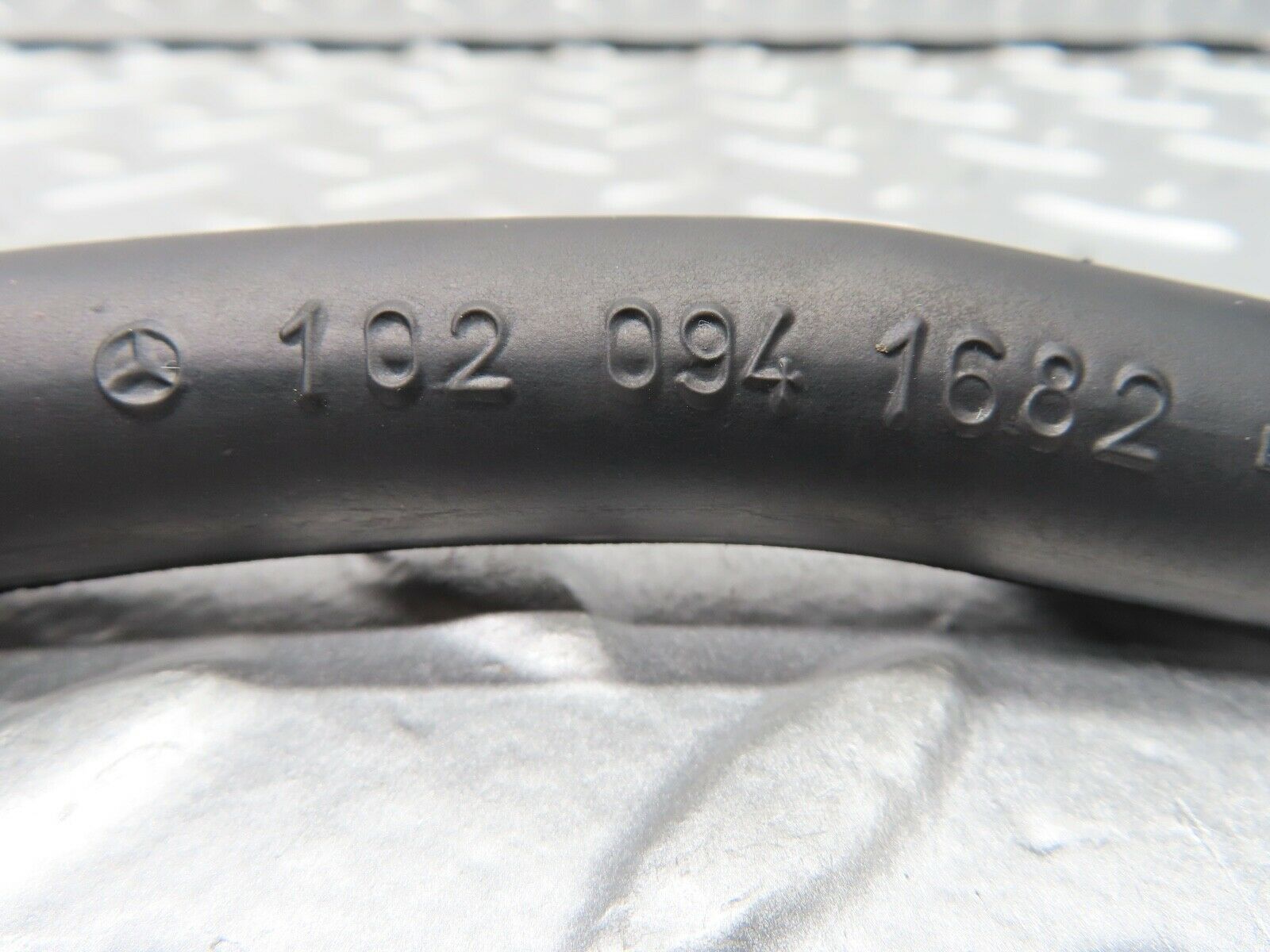 21219 Mercedes-Benz W123 230E Air Intake Pipe 1020941682