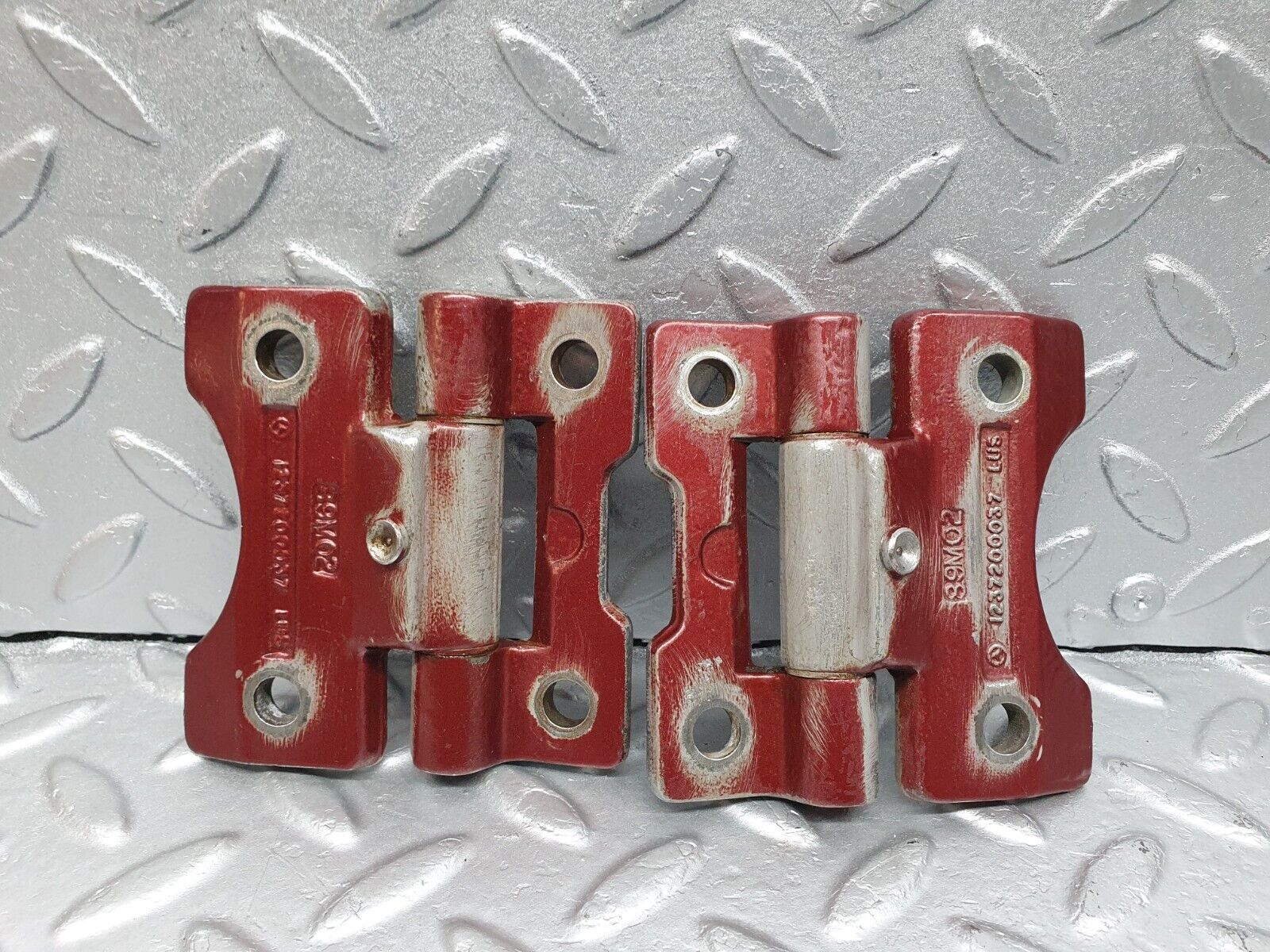 40948 Mercedes-Benz W126 300SE Door Hinge Pair Left 1237200037