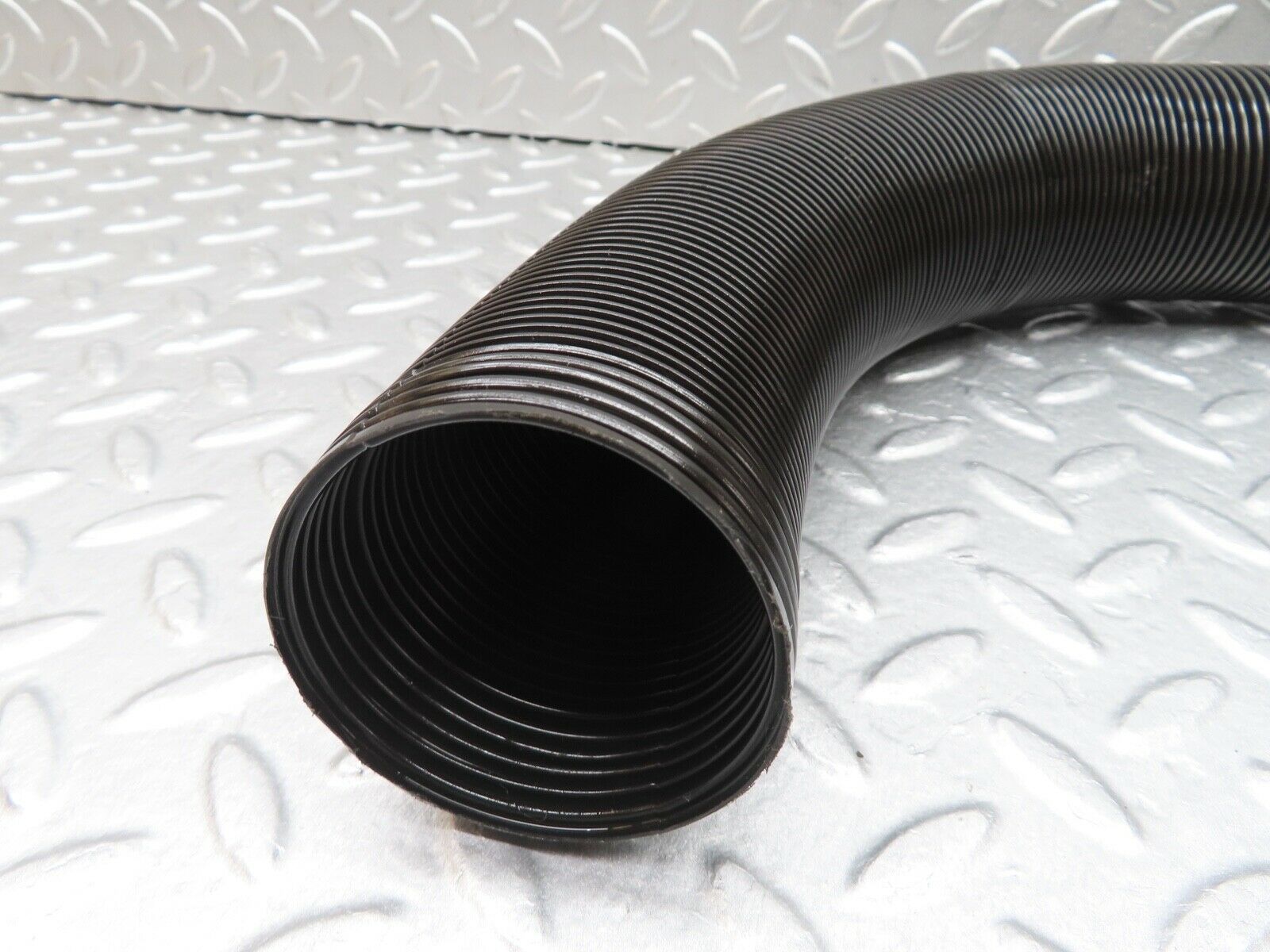 17918 Mercedes-Benz W123 200 Air Duct Pipe Hose