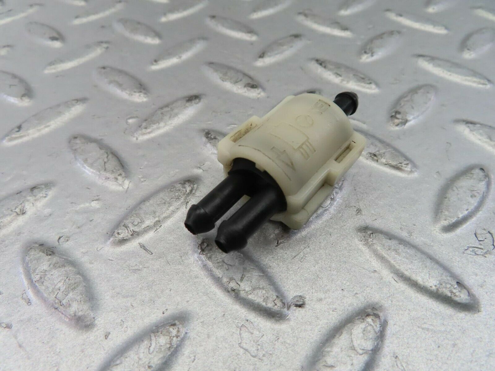 10379 Mercedes-Benz W201 190E Windscreen Washer Fluid Distributor