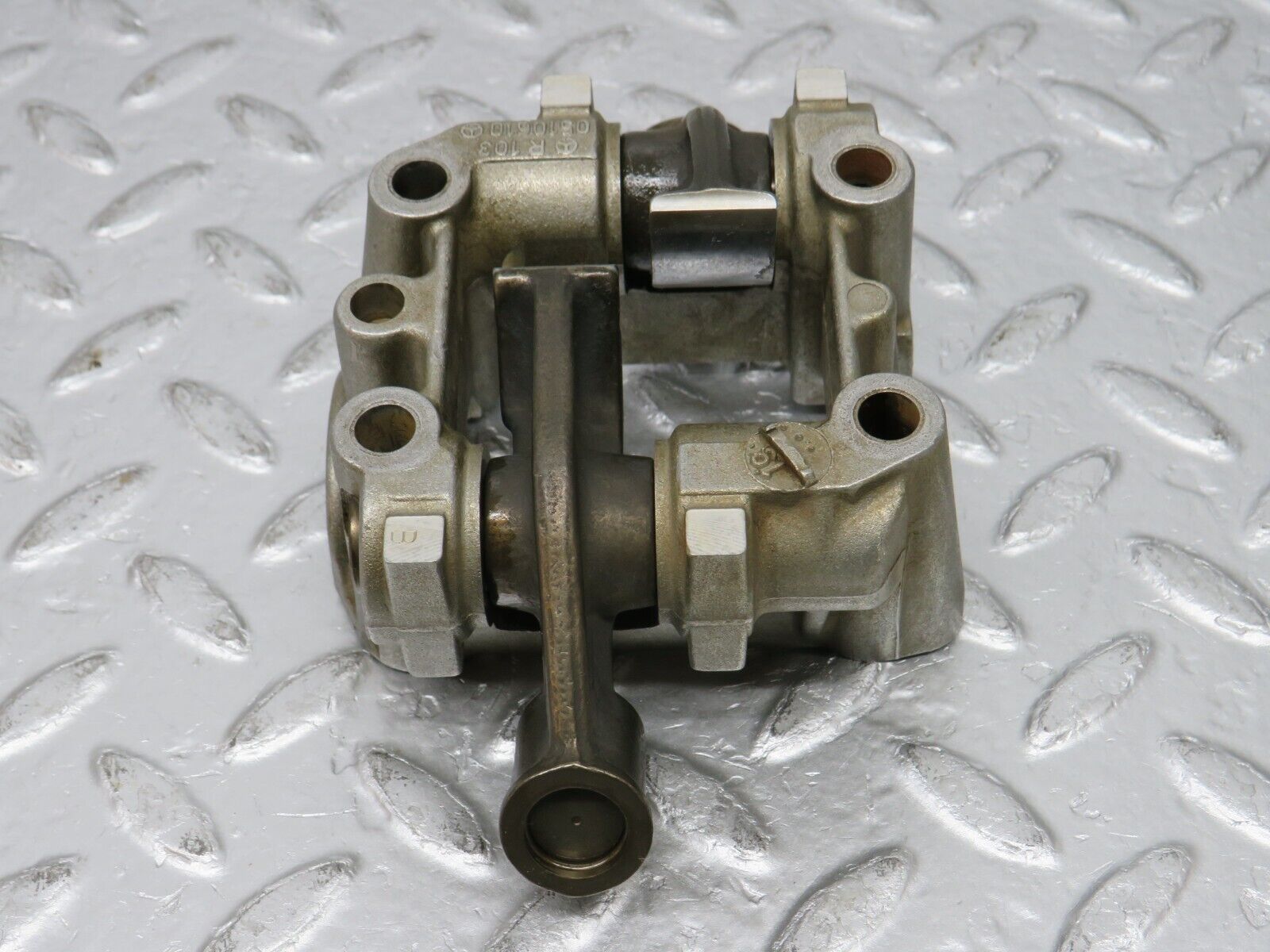 32623 Mercedes-Benz S124 300TE Rocker Arms Camshaft Bearing Block 1030510610