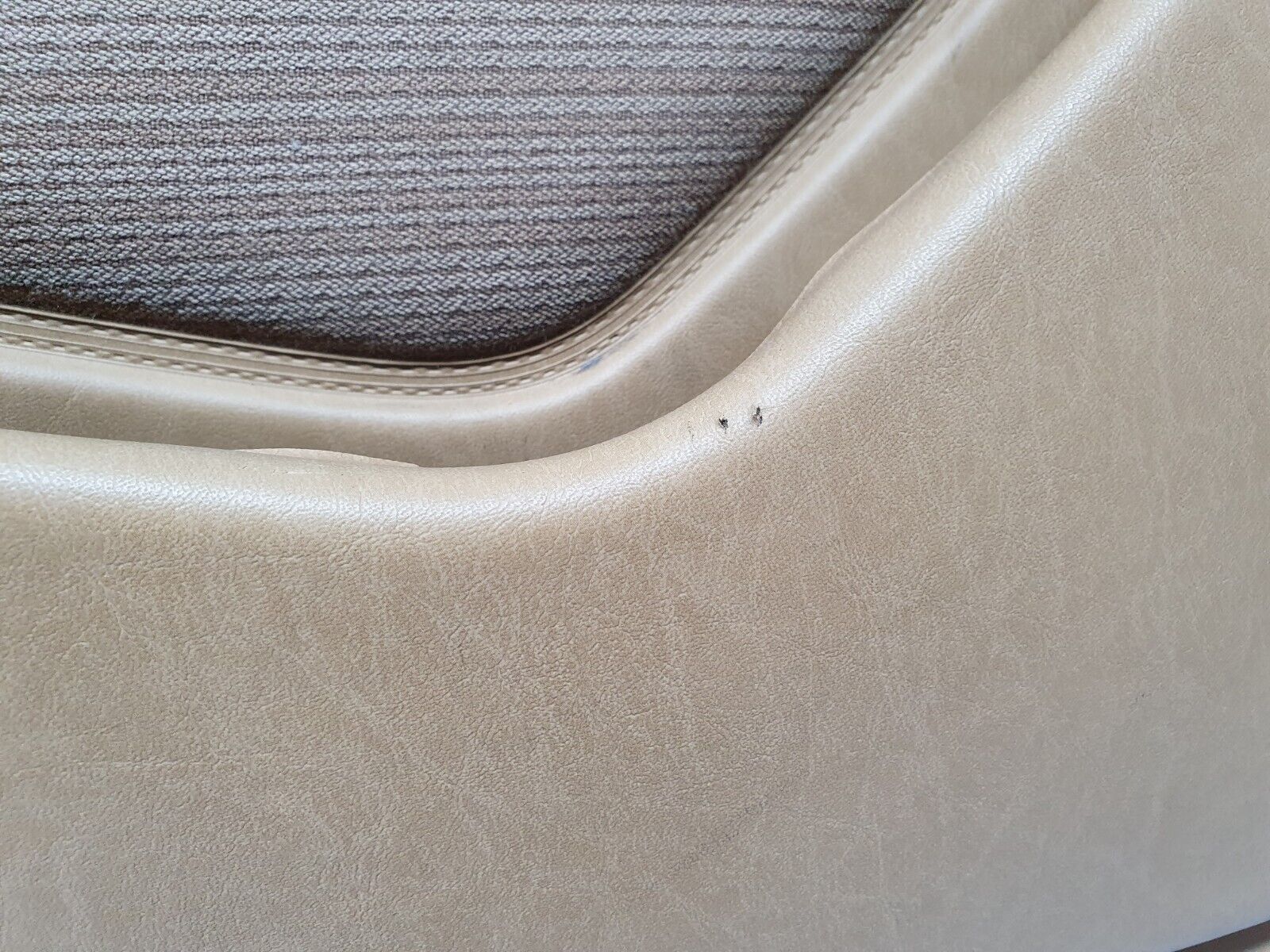 41483 Mercedes-Benz W124 200E Front Left Door Card Palomino