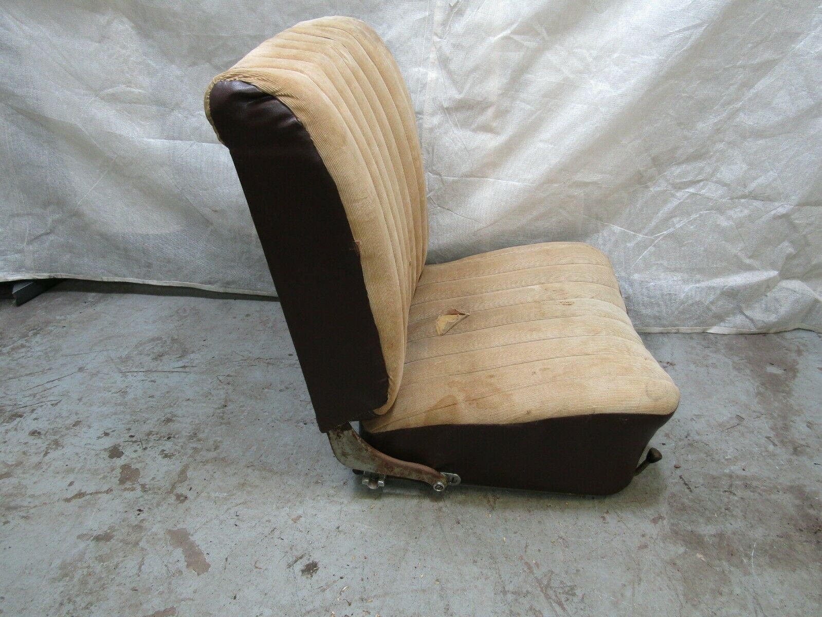 3251 Mercedes-Benz W120 PONTON Front Left Seat Creme Fabric