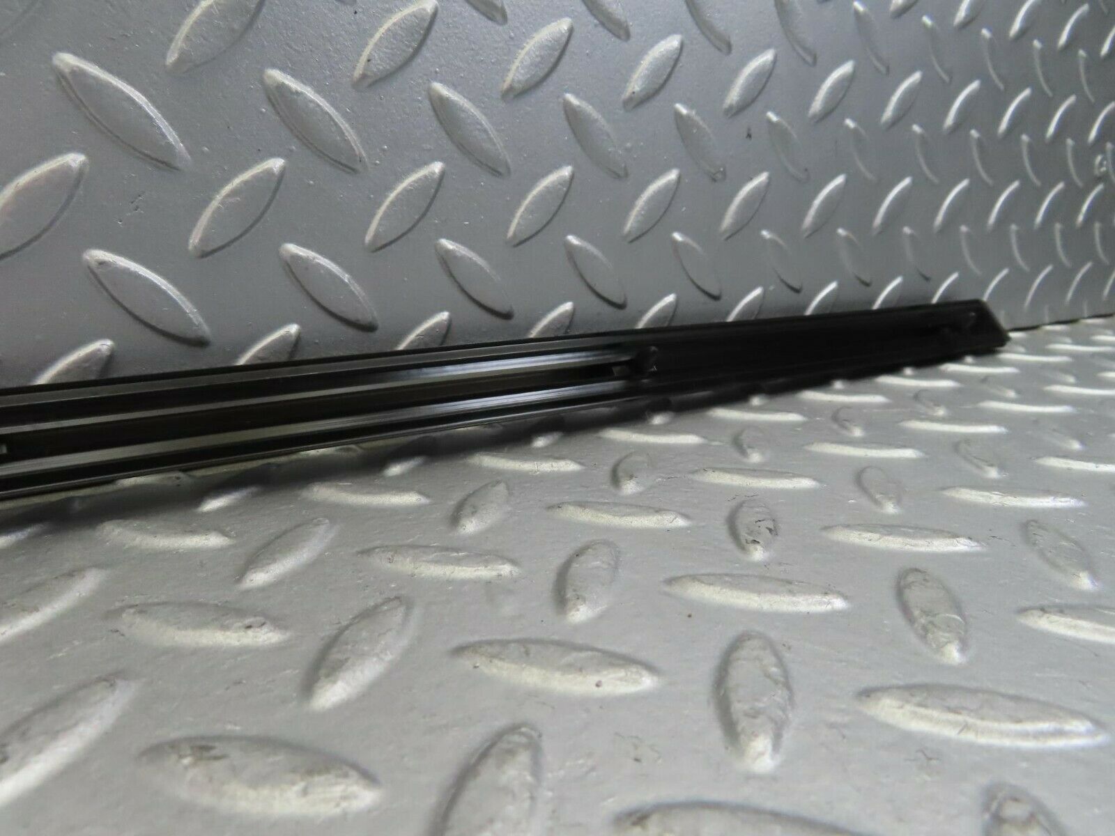 10258 Mercedes-Benz W123 Front Left Door Centre Moulding Trim