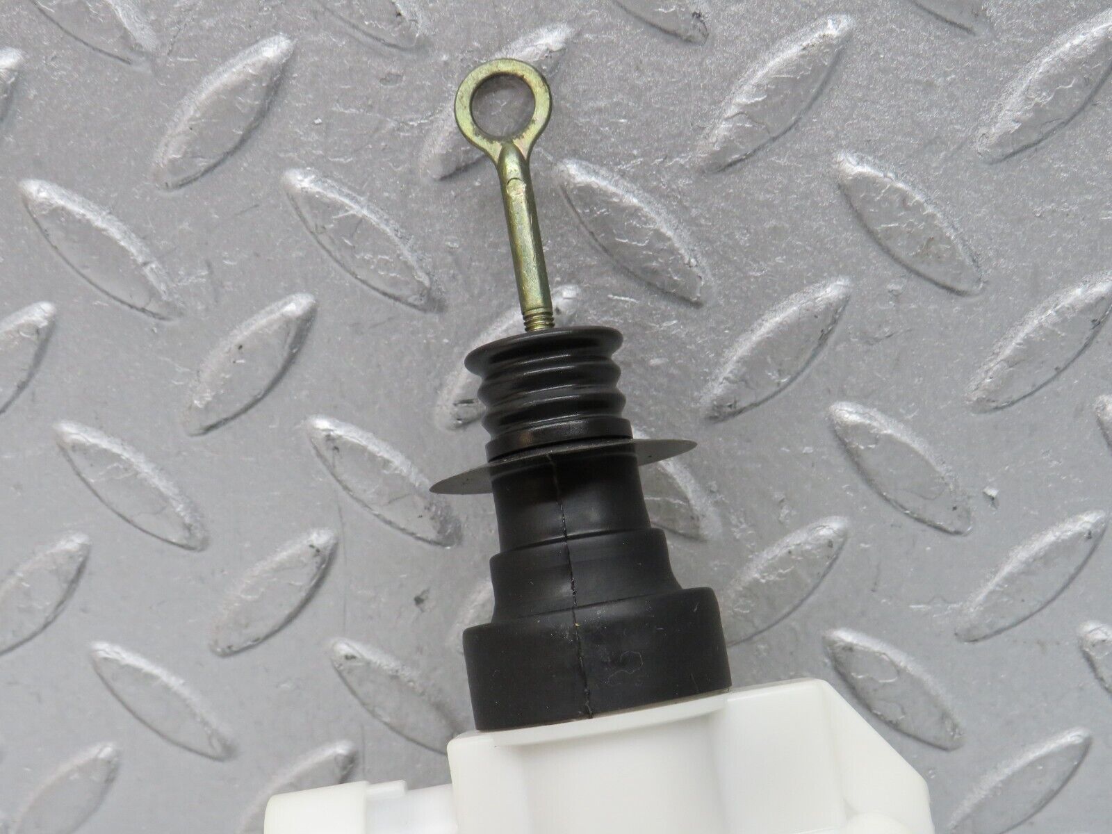 37771 Mercedes-Benz A124 320E Cabriolet Right Door Lock Vacuum Actuator