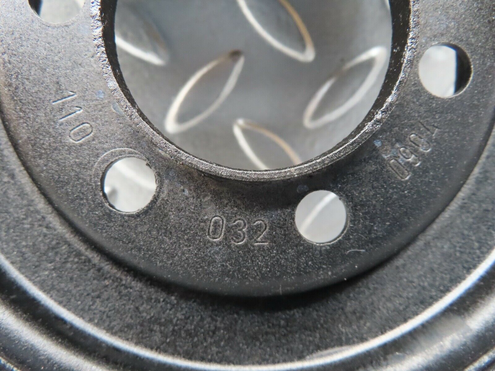 17045 Mercedes-Benz C123 280CE Coupe Crankshaft Pulley 1100320904