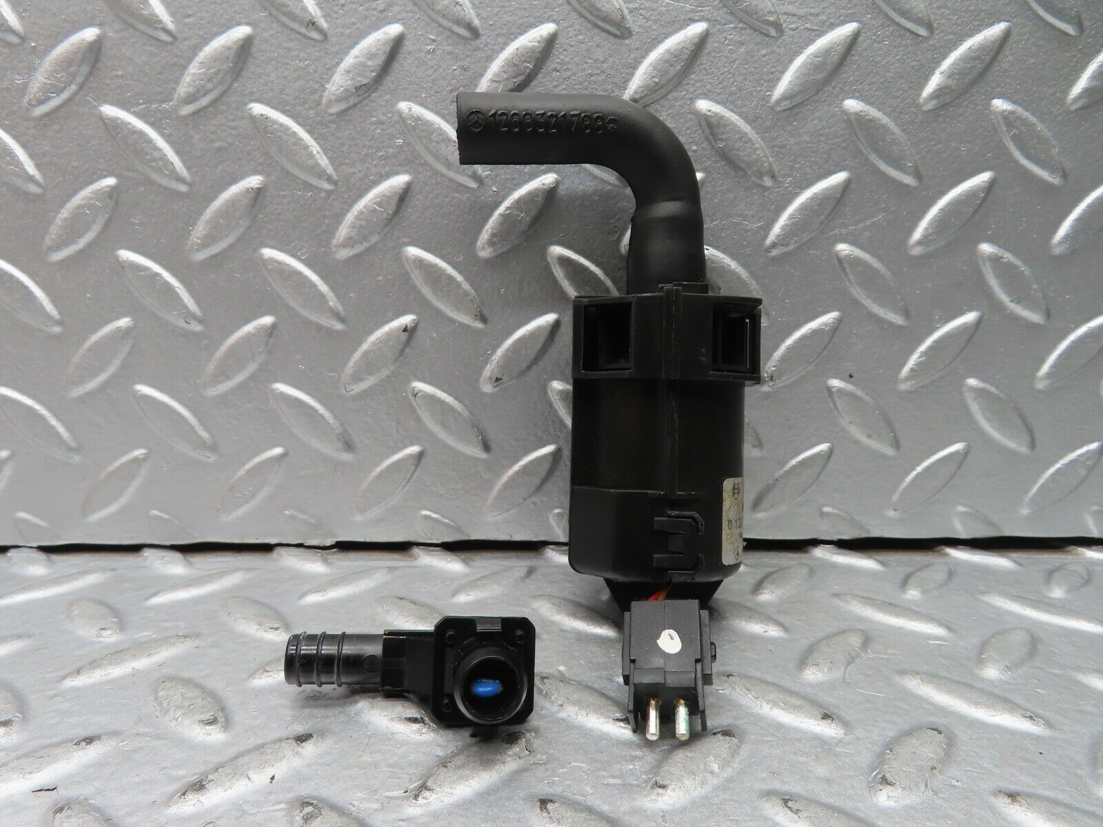 21674 Mercedes-Benz W126 300SE Temperature Sensor Bosch 0008306108