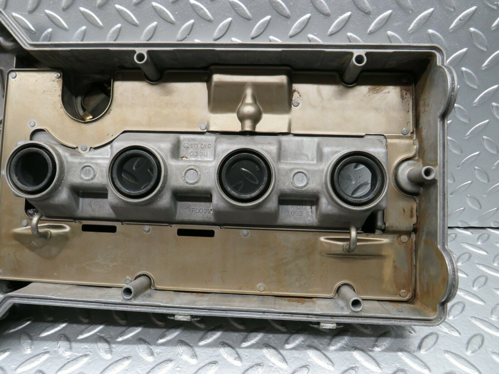 22500 Mercedes-Benz C124 E220 Coupe Cylinder Head Valve Cover 1110100330